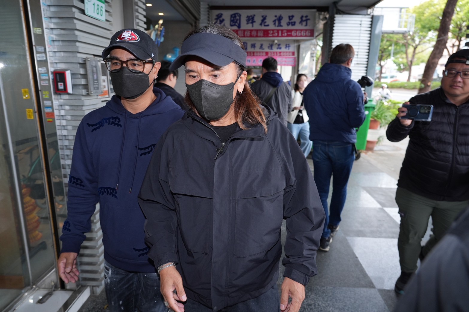 動力火車低調現身袁惟仁靈堂。（圖／記者許方正攝）