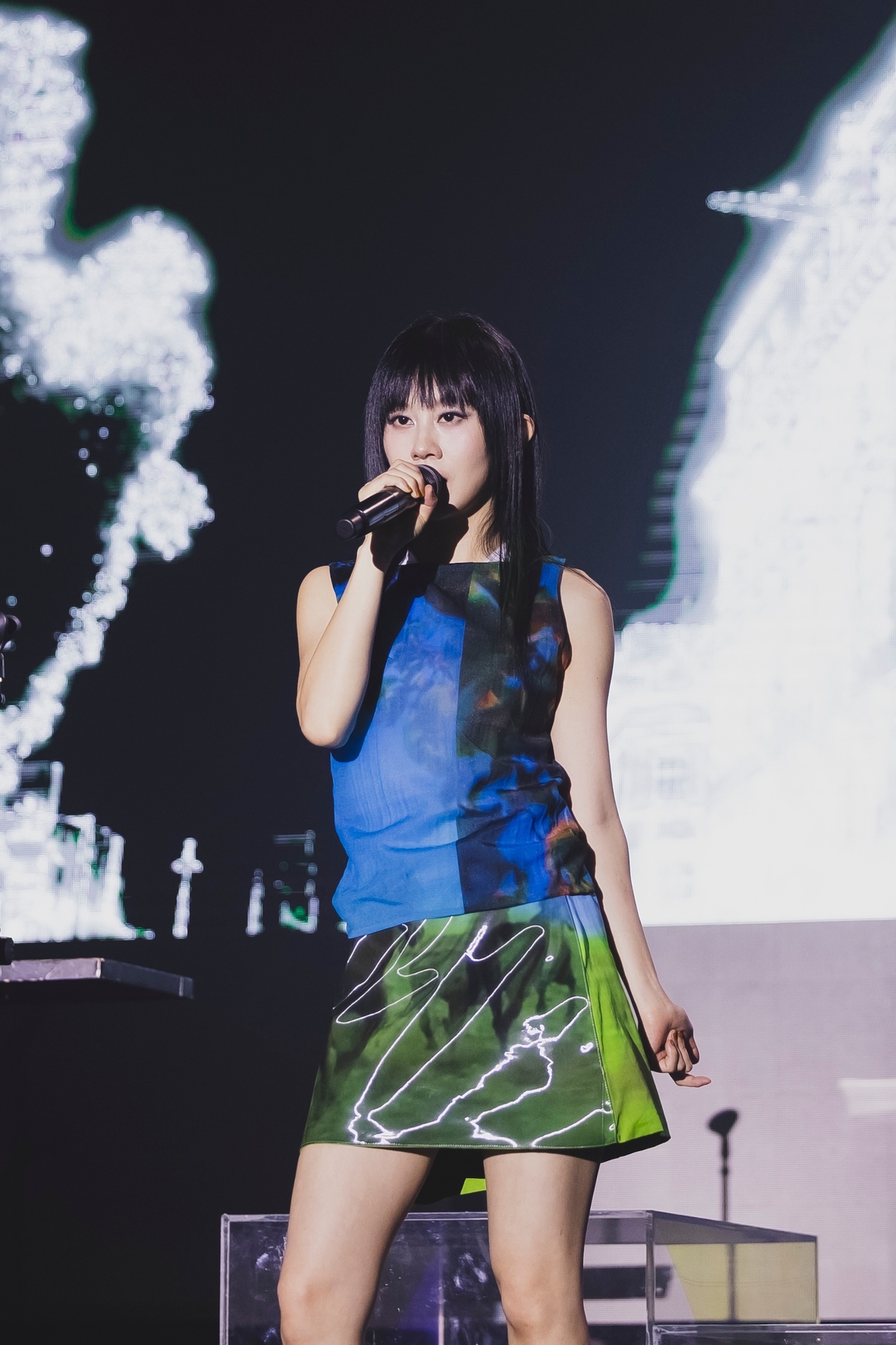 白安穿上駿馬奔馳裙拜晚年 祝馬年成功、馬上發財。(圖/相信音樂提供)