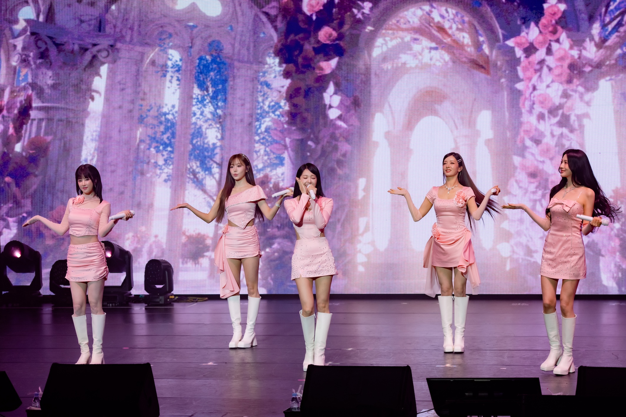 Apink合體飆唱近21首經典神曲回憶殺連連。(圖/SHOWOFFICE提供)