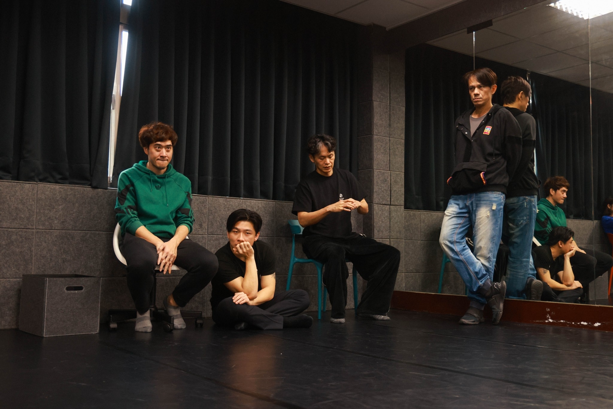 王為（左起）、謝孟庭、黃鐙輝、凱爾演出《櫻子媽媽與她的三個男人》。（圖／瘋戲樂工作室提供）