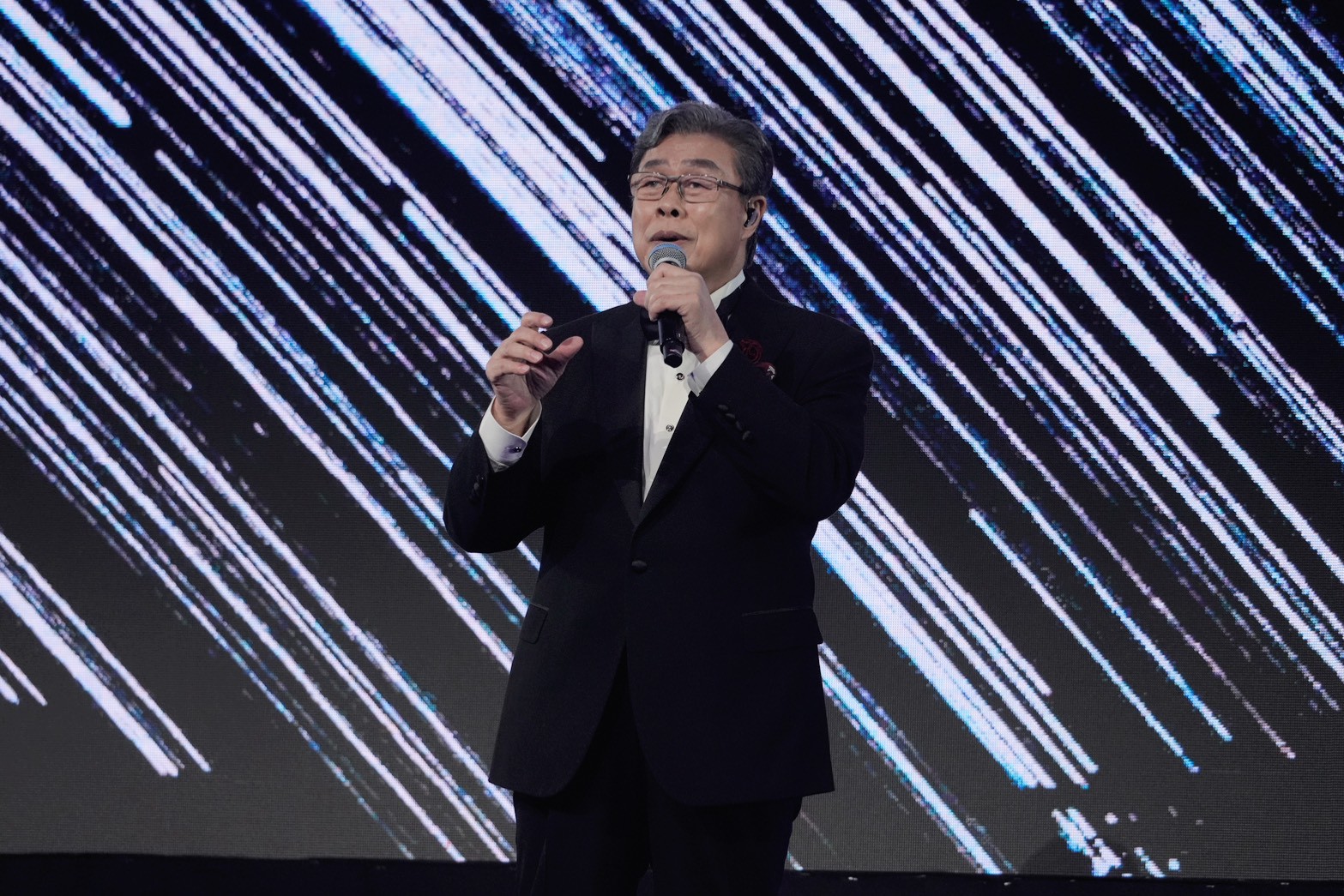 楊烈不僅展現其招牌的高亢嗓音，更在選曲上橫跨多國語系與時代的傳承。（圖／記者陳明中攝）