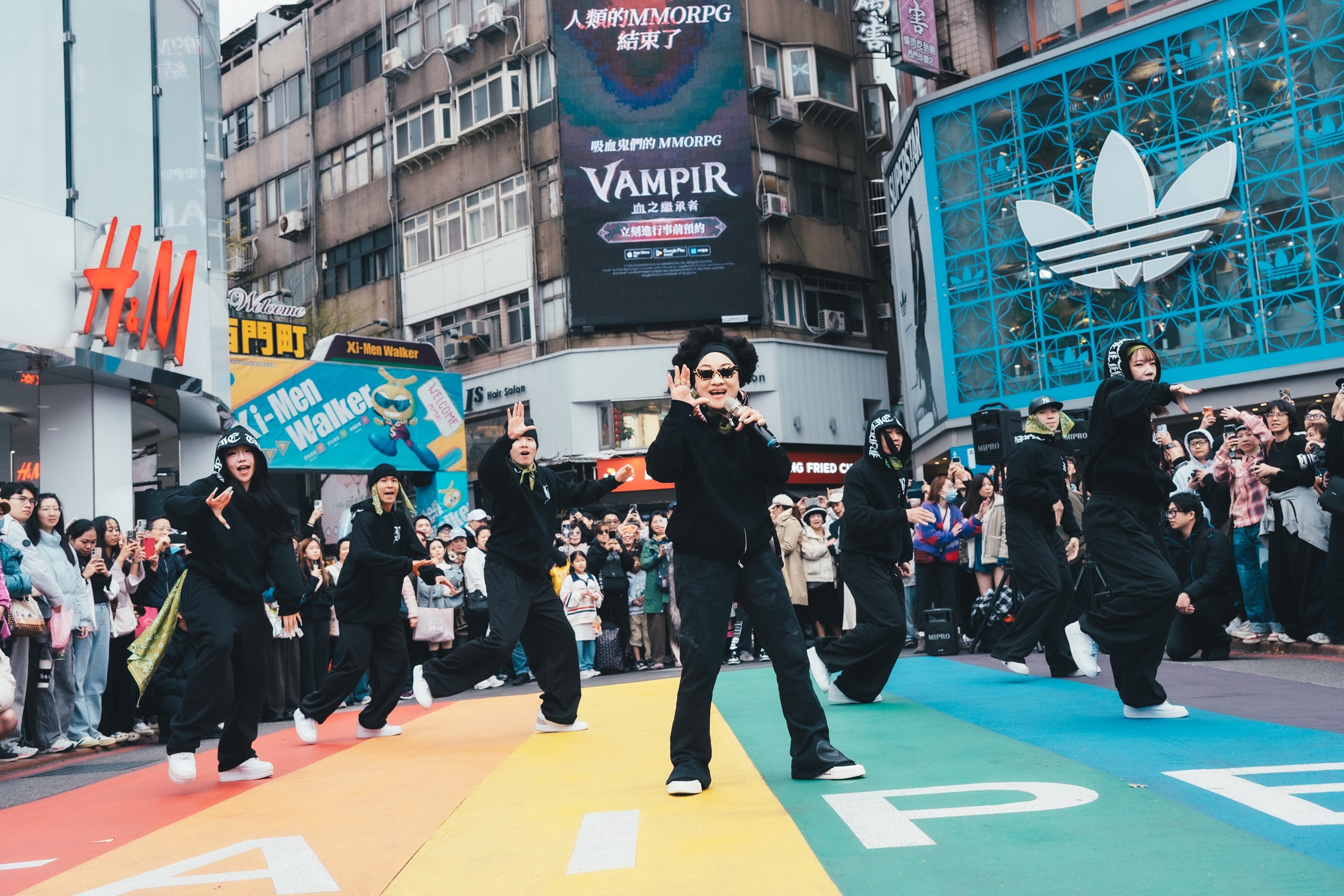 比莉在西門町快閃，吸引大批民眾圍觀。（圖／環球音樂提供）