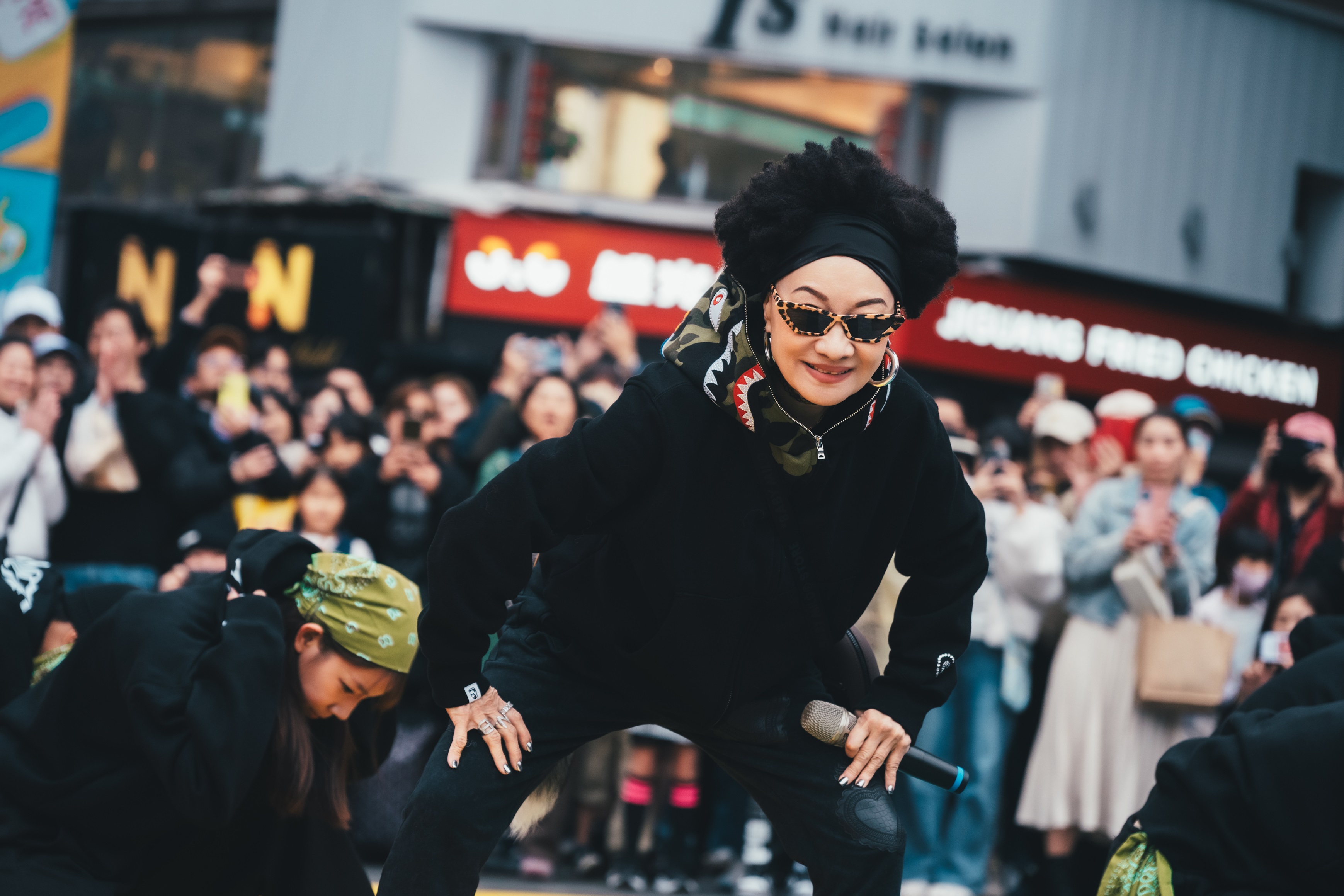 比莉走到哪都自帶氣場。（圖／環球音樂提供）