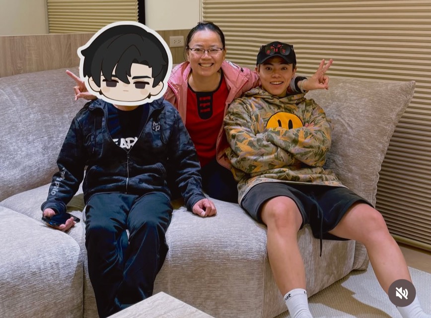 海產（右）和父母開心在新房合影。（圖／翻攝海產IG）