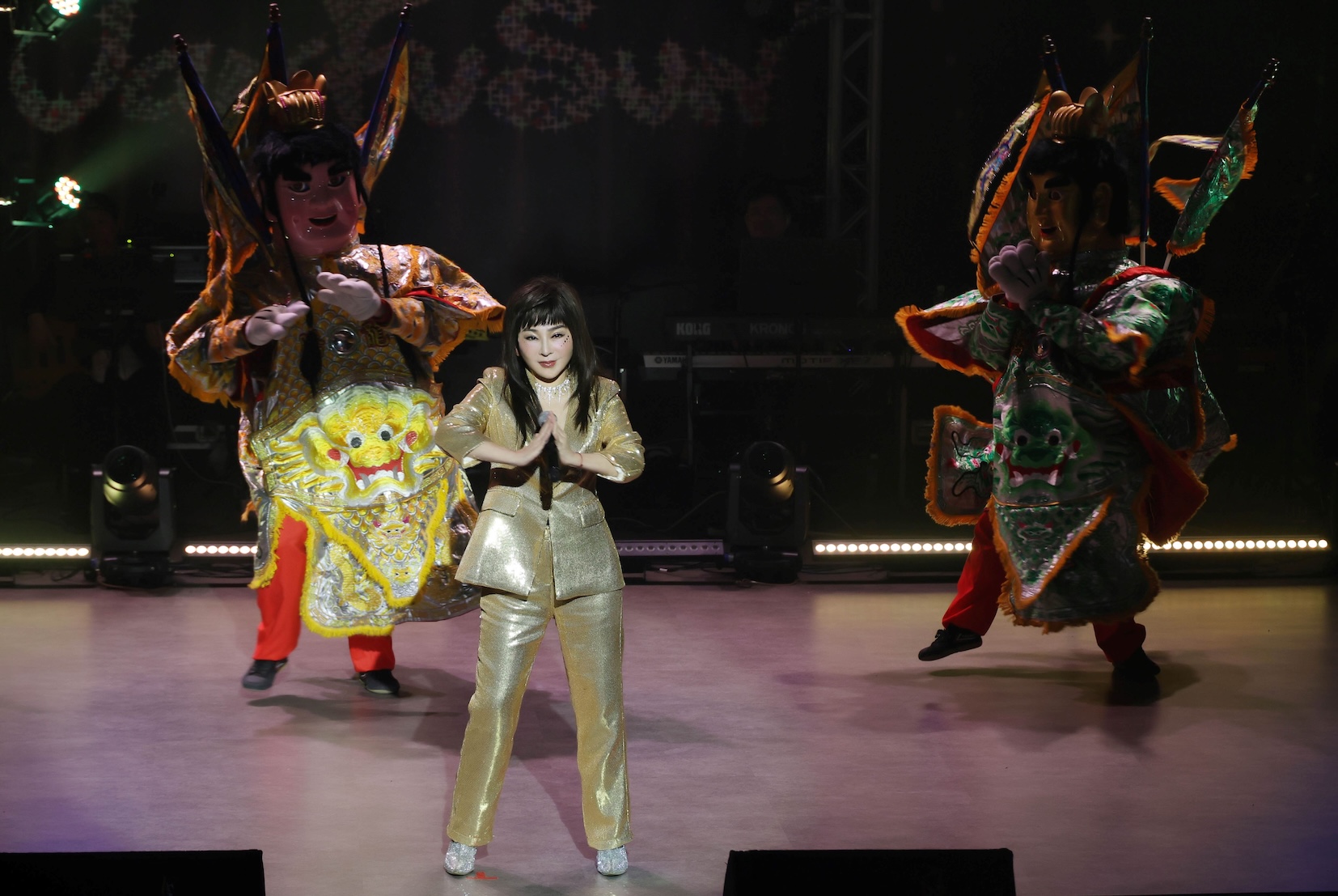 王彩樺與電音三太子在歌廳秀火力全開。(圖/劍湖山世界提供)