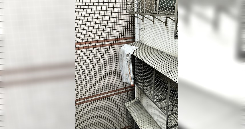 一條棉被自2024年3月就掛在屋簷，至今已過了722天。（圖／翻攝自fangyi_0923 Threads）