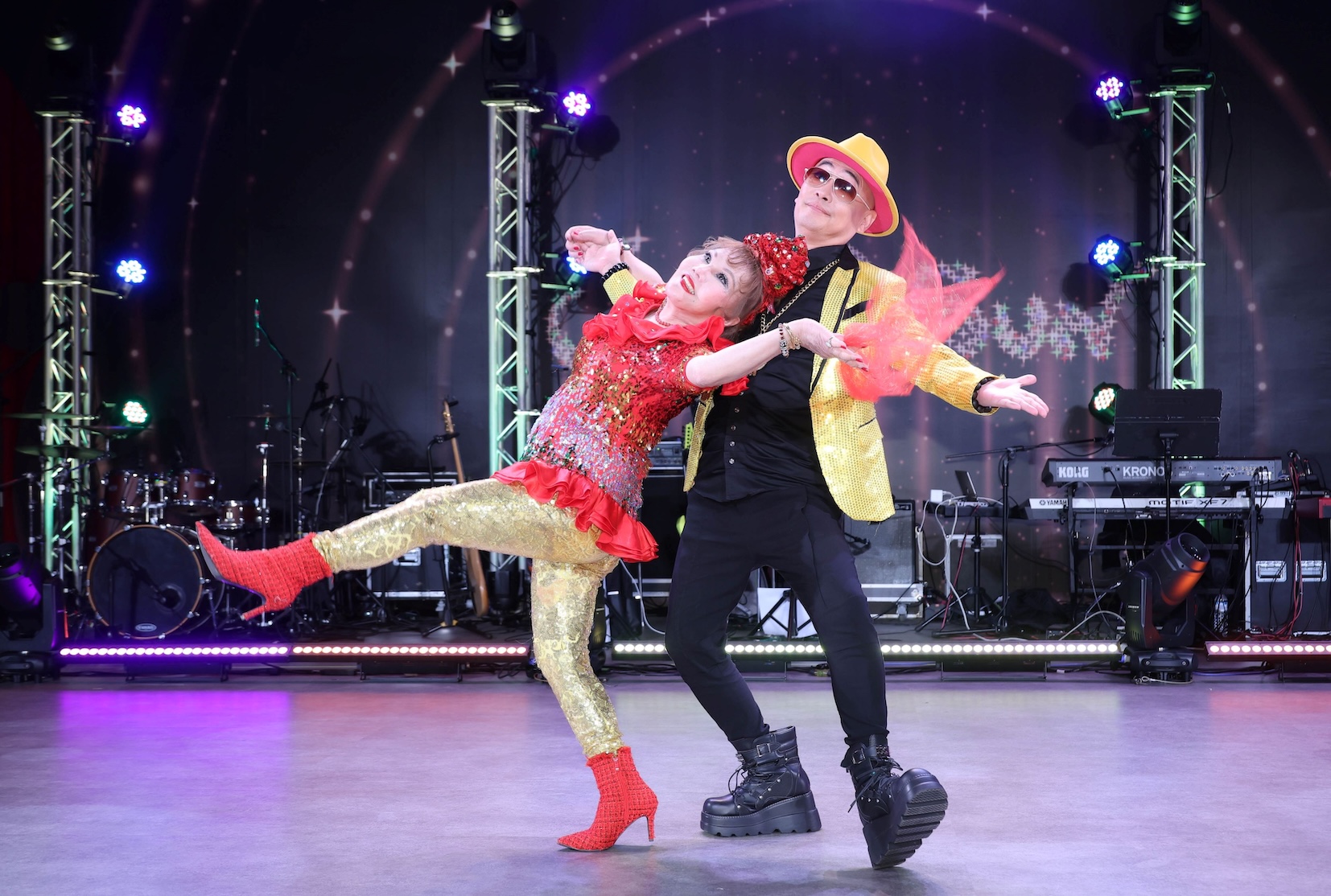 澎澎搭新歡梅東生脫口秀搞笑劍湖山《耐斯歌廳秀》。(圖/劍湖山世界提供)