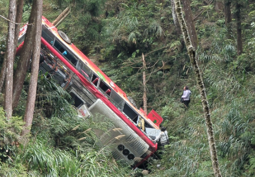 南投縣竹山鎮杉林溪自然園區傳出遊覽車墜谷意外。（圖／翻攝自peng840406 Threads）