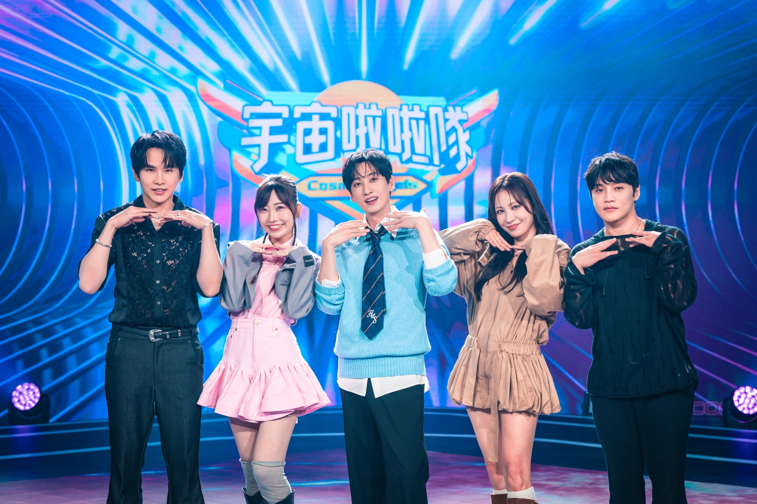 MC兼評審牛奶（左起）、輔導員麻由、MC銀赫、評審金智湖老師、評審崔榮晙老師。（圖／緯來綜合台提供）