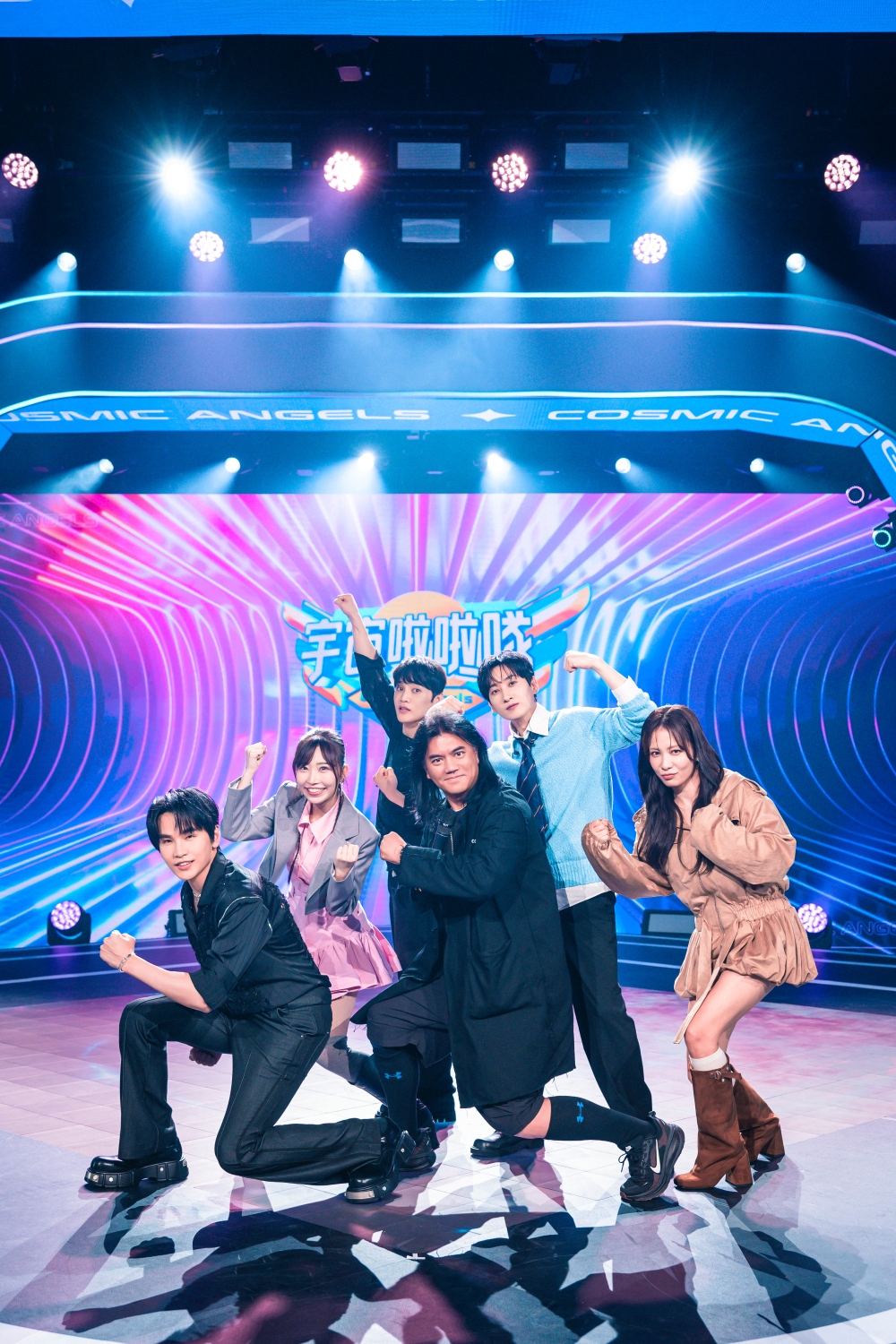 03 緯來原創《宇宙啦啦隊》MC兼評審牛奶（左起）、輔導員麻由、評審崔榮晙老師、製作人B2、MC銀赫、評審金智湖老師。（圖／緯來綜合台提供）