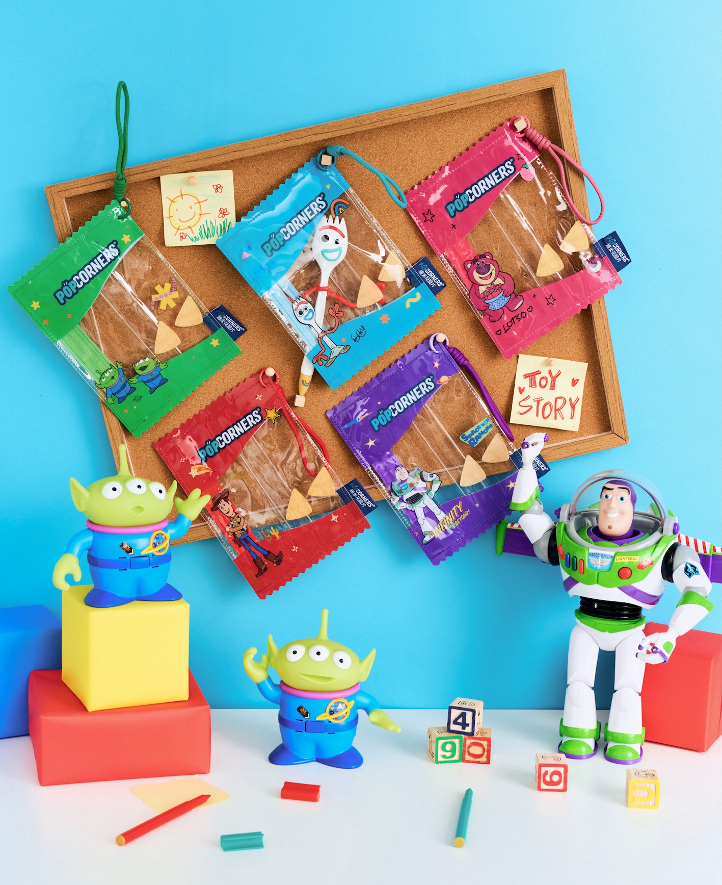 「零食造型收納包」共有胡迪、巴斯光年、三眼怪、熊抱哥、叉奇 5 款。(圖/POPCORNERS 爆米花脆片提供)