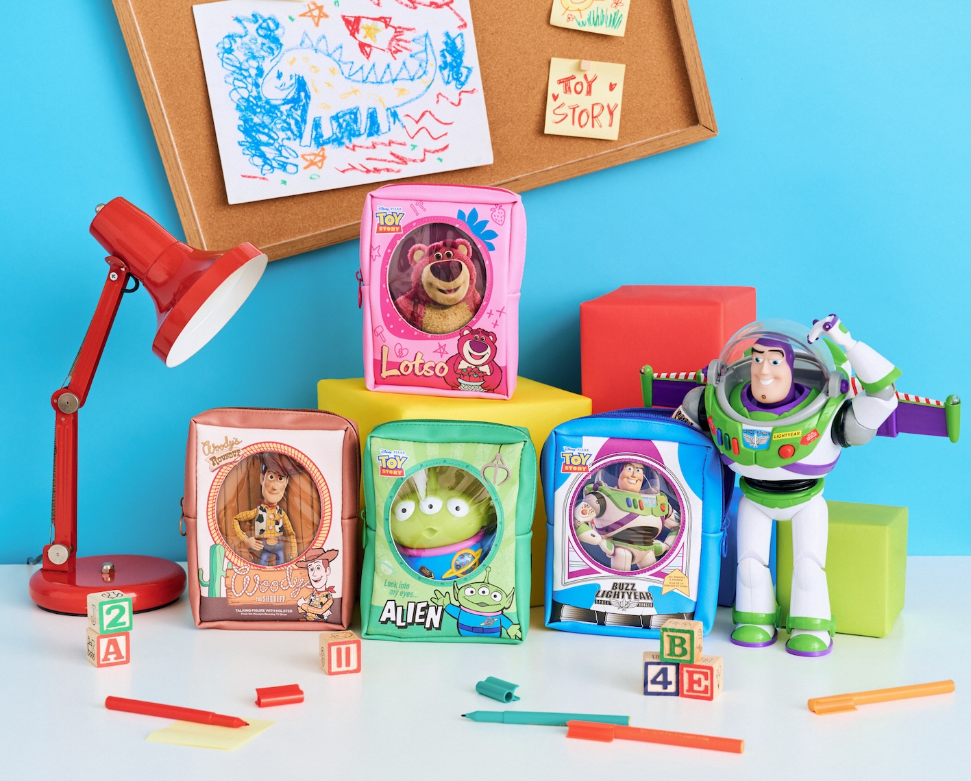 「玩具盒造型收納包」共有胡迪、巴斯光年、三眼怪、熊抱哥 4 款。(圖/POPCORNERS 爆米花脆片提供)