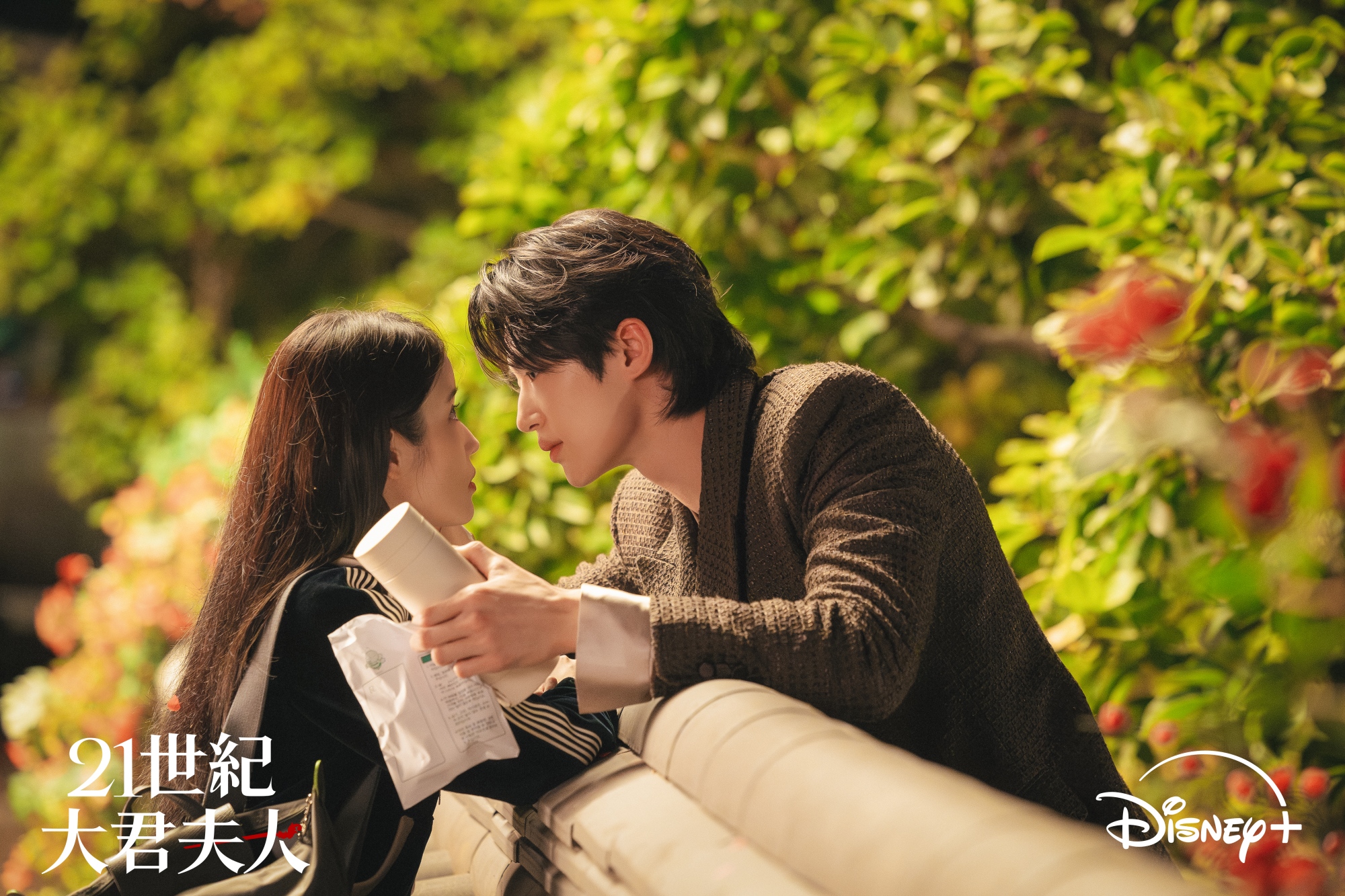 IU、邊佑錫在《21世紀大君夫人》展開契約婚姻。（圖／Disney+提供）