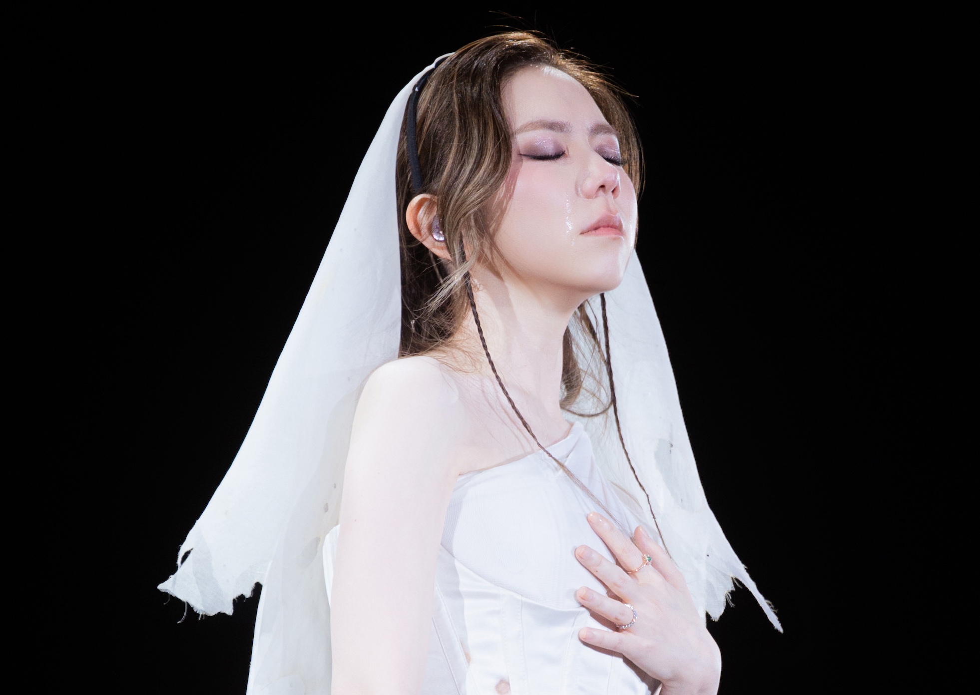 鄧紫棋演唱經典聖歌〈奇異恩典〉(Amazing Grace)時,情緒激動忍不住當場落淚。(圖/Live Nation Taiwan提供)