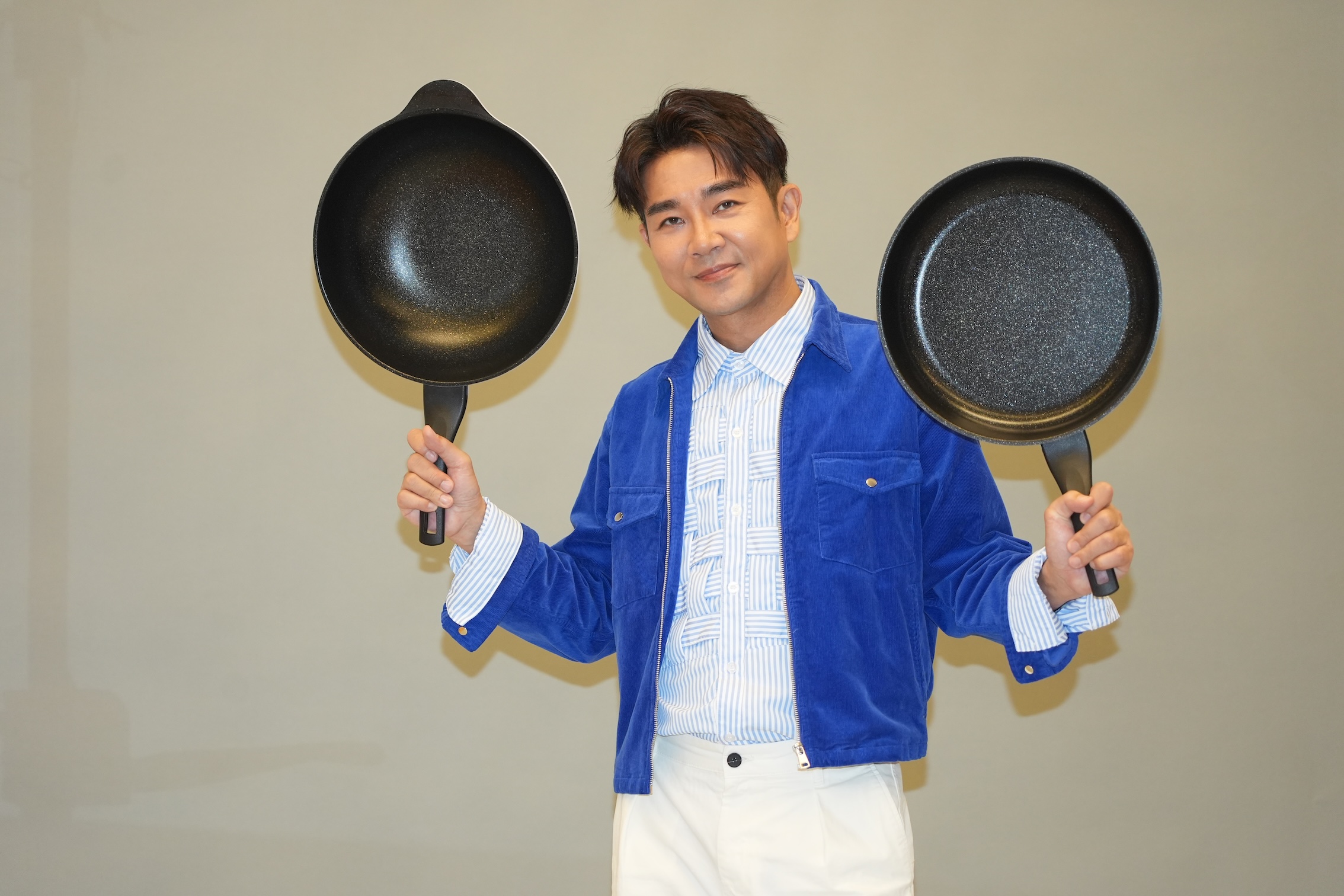 謝承均自封「手殘黨」代言鍋具，反差萌魅力助攻《三立嚴選》單週營收破千萬。（圖／記者陳明中攝）