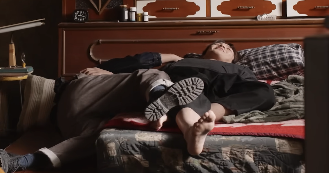 柯震東（右）和楊銘威一起躺躺。（圖／翻攝Netflix〈製作規模篇〉花絮）