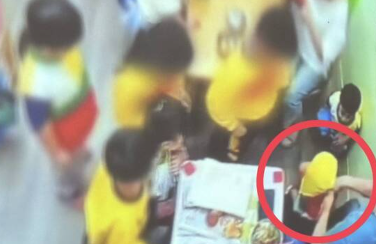 欣勵德幼兒園女童遭暴力脫衣。（圖／翻攝畫面）