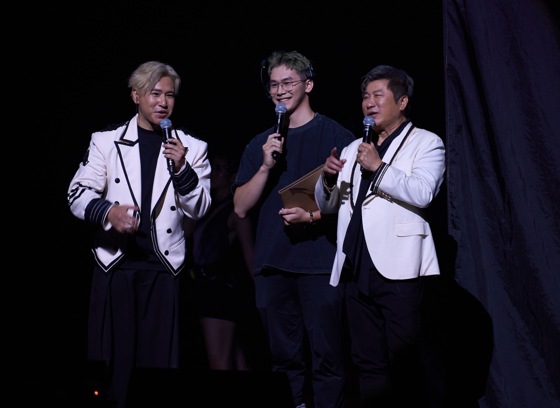 胡瓜(右)與歐漢聲介紹璽皓是台灣之光。(圖/懸浮提供)