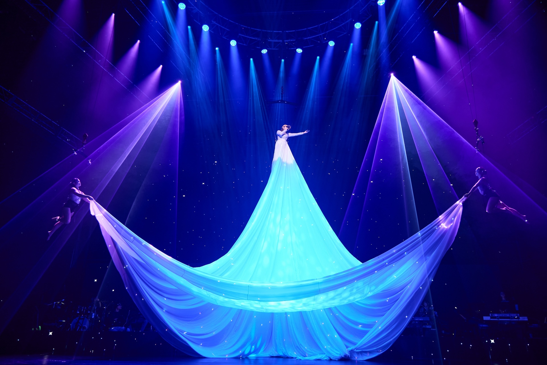 賴慧如這段高空搭長裙演出完美呈現。(圖/懸浮提供)