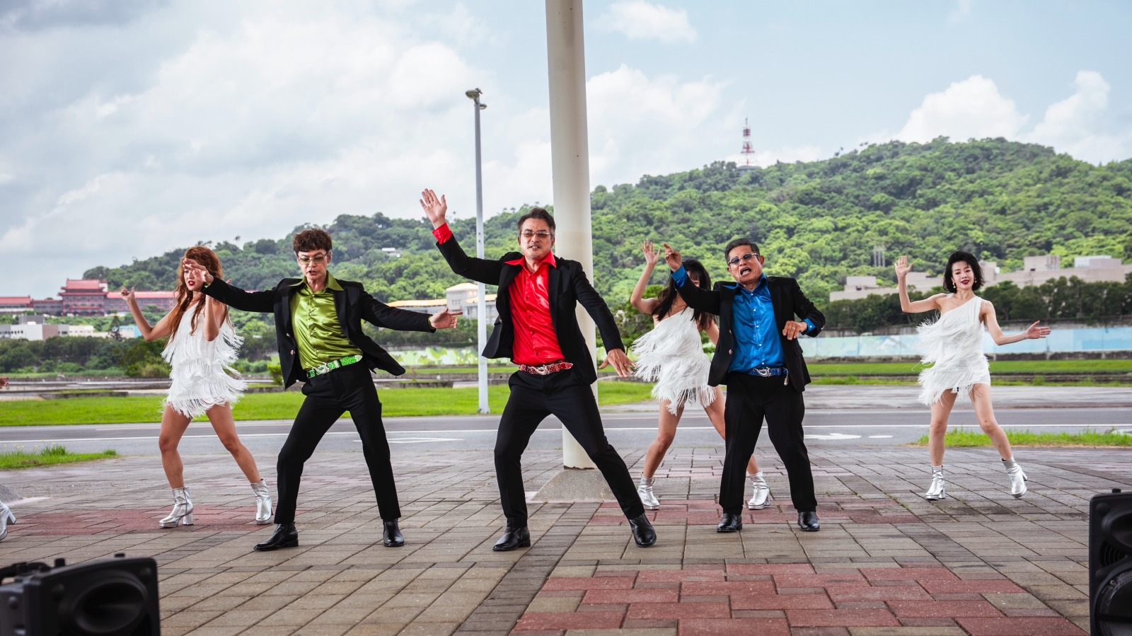 許效舜、李銘順、李國煌在《NO GOOD!歐吉桑》化身男團跳舞。(圖/萬騰文化創意提供)