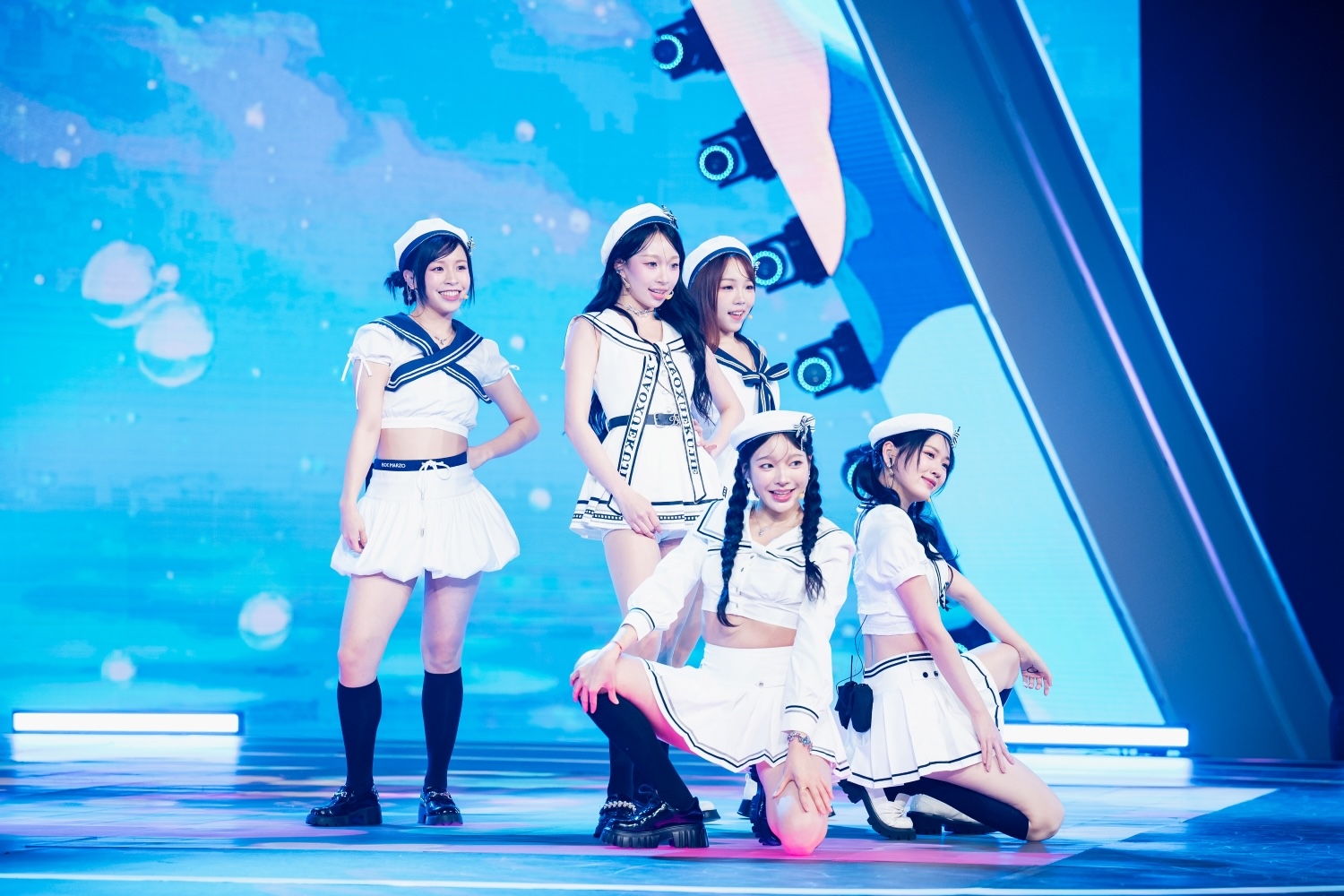 《宇宙啦啦隊》樺樺（後排左起）、叩叩、靚靚以及海莉（前排左起）、魚肉挑戰原創唱跳單曲「Level Up」。（圖／緯來電視網提供）