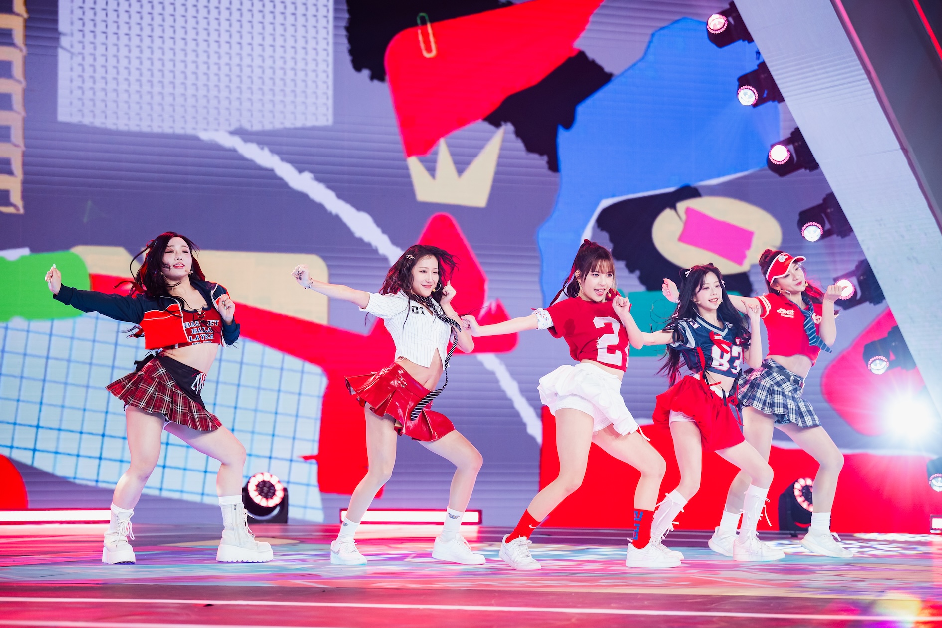 《宇宙啦啦隊》空降選手李多寅（左起）、Tina、Momo、苺苺、妃妃，挑戰原創唱跳單曲「Level Up」。（圖／緯來電視網提供）