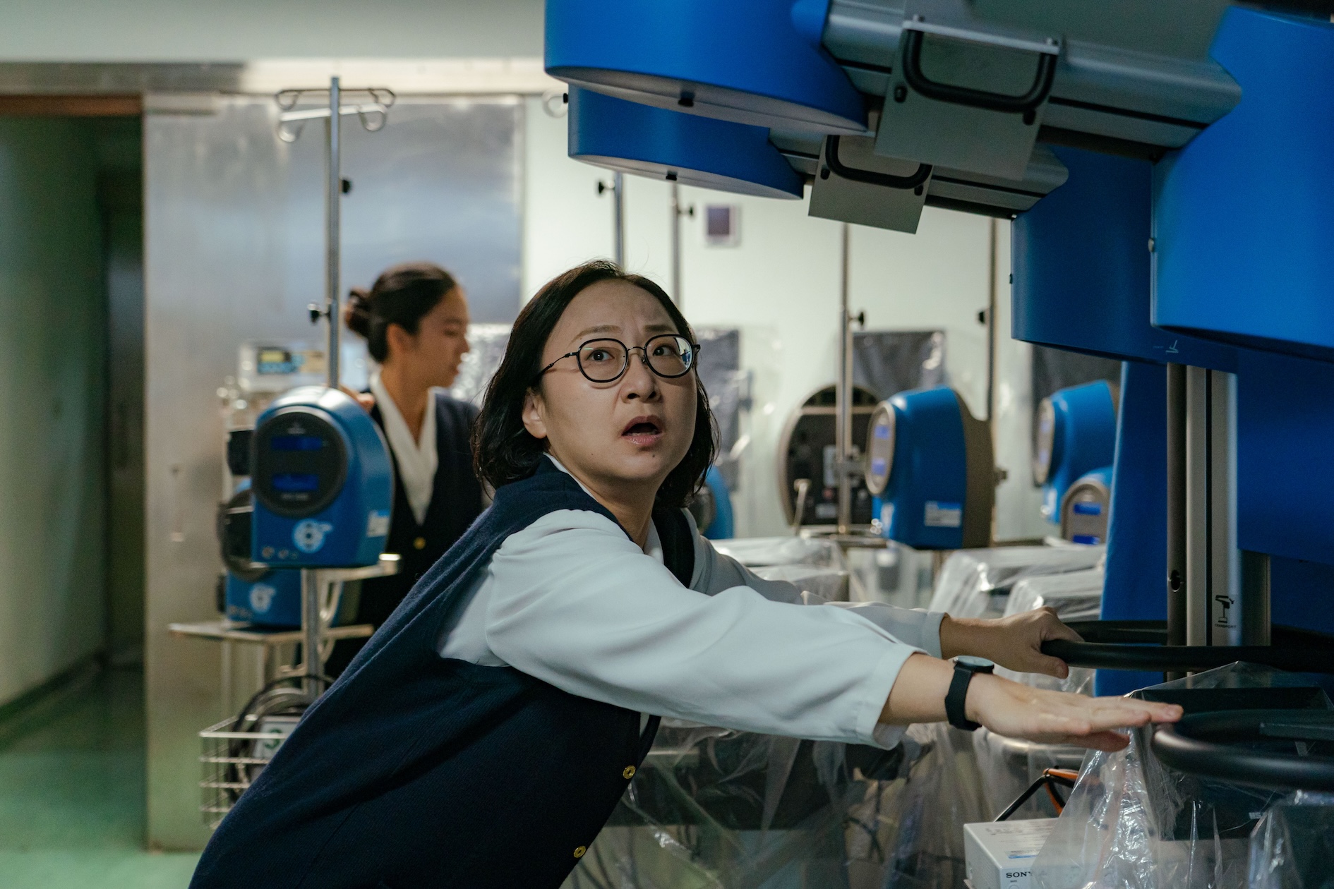 劇中地震來襲,廖梨伶跑進醫材室確保貴重物品不會損壞。(圖/大愛提供)