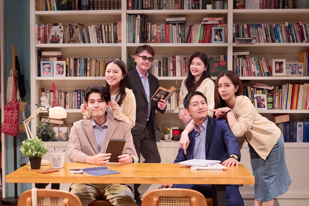 李玉璽（左起）、項婕如、柯叔元、何如芸、蔡昌憲、周曉涵合演《婚內失戀》。（圖／艾彼新創提供）