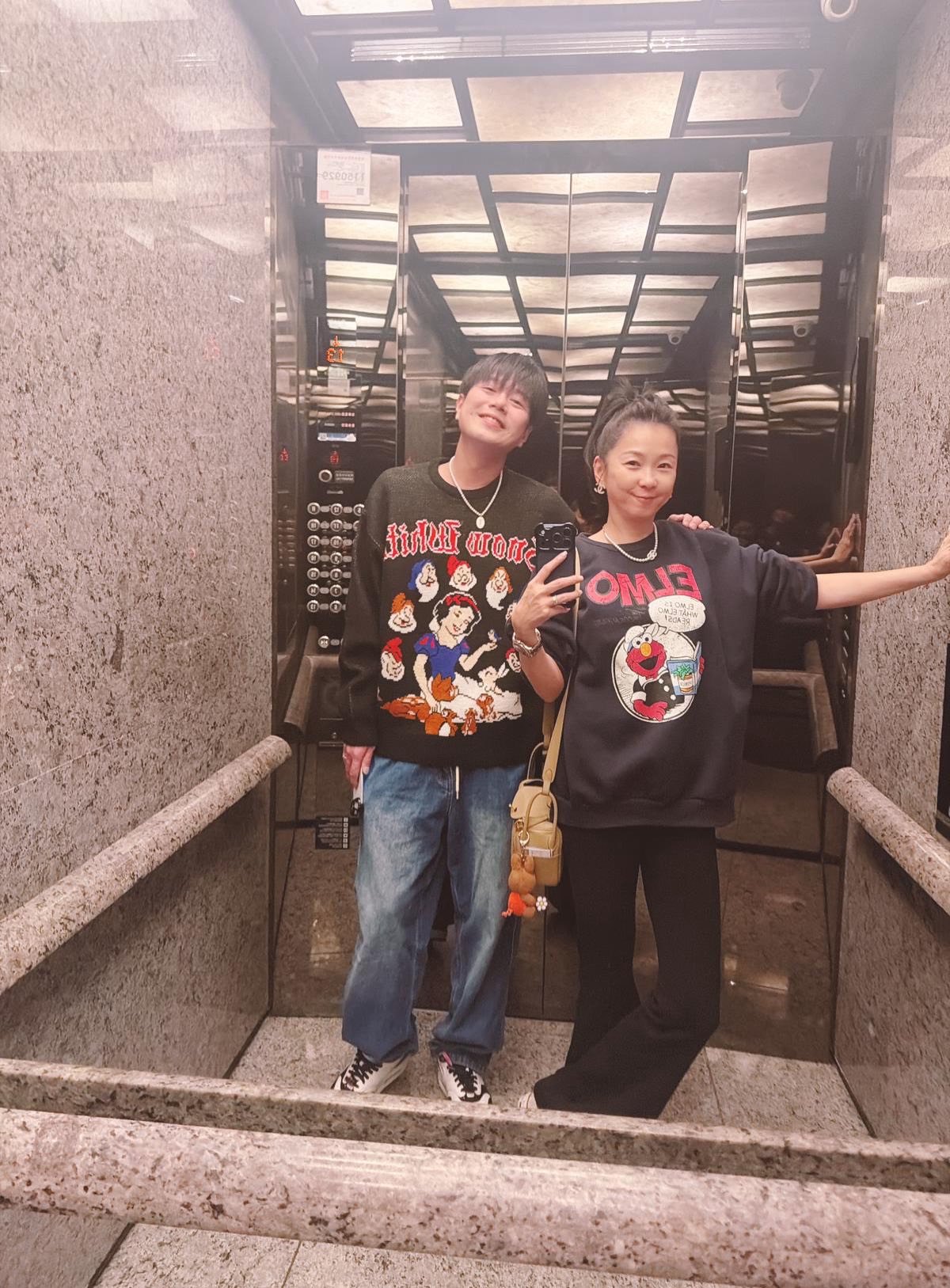 六月(右)和李易現在很甜蜜。(圖/翻攝李易臉書)