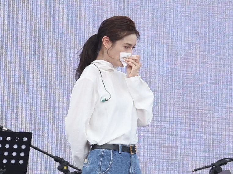 朱海君在花博彩排，太熱擦汗。（圖／娛樂中心攝）