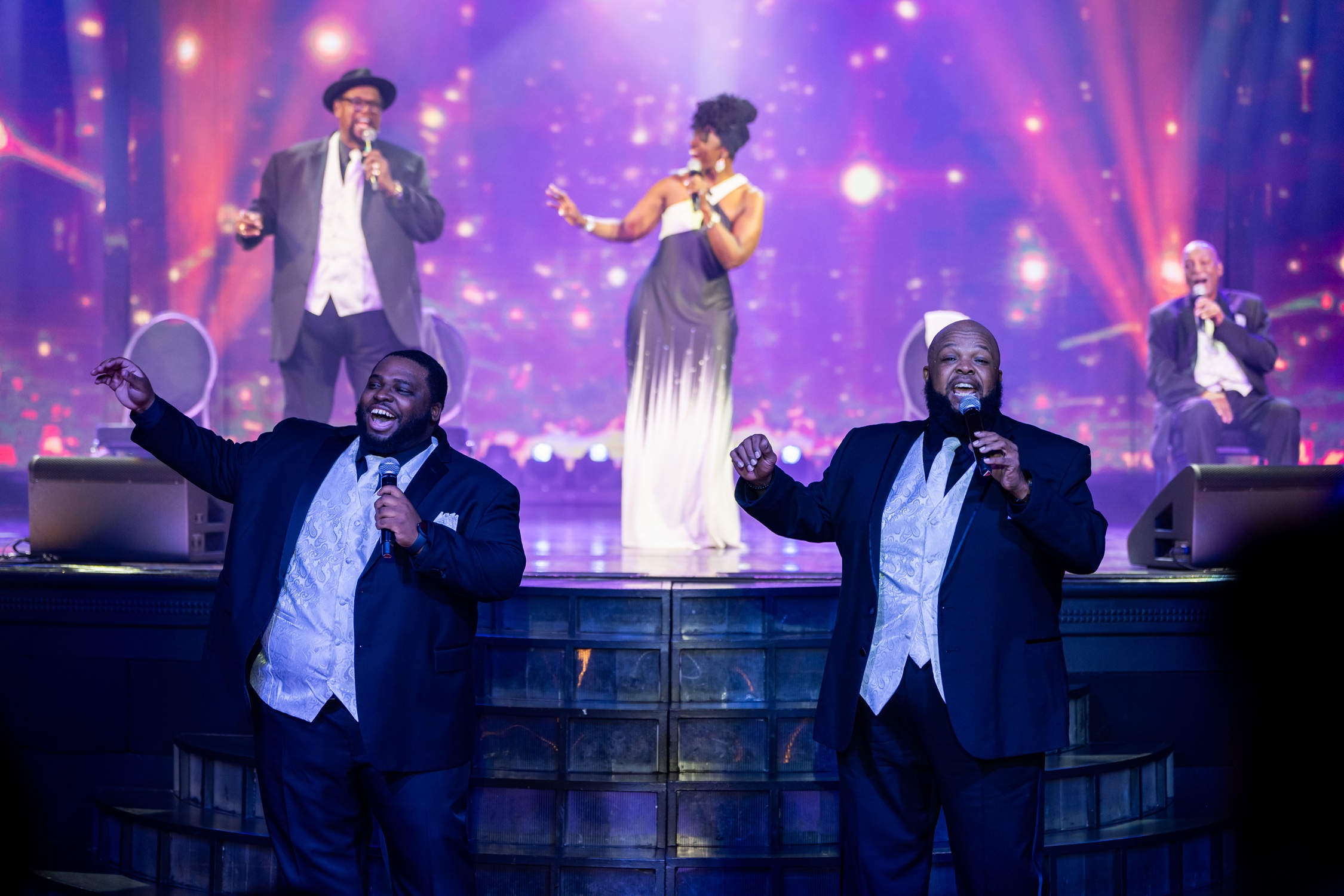 派特斯合唱團獻唱名曲〈Only You〉讓台下聽眾聽得十分沉醉。（圖／麗星郵輪提供）