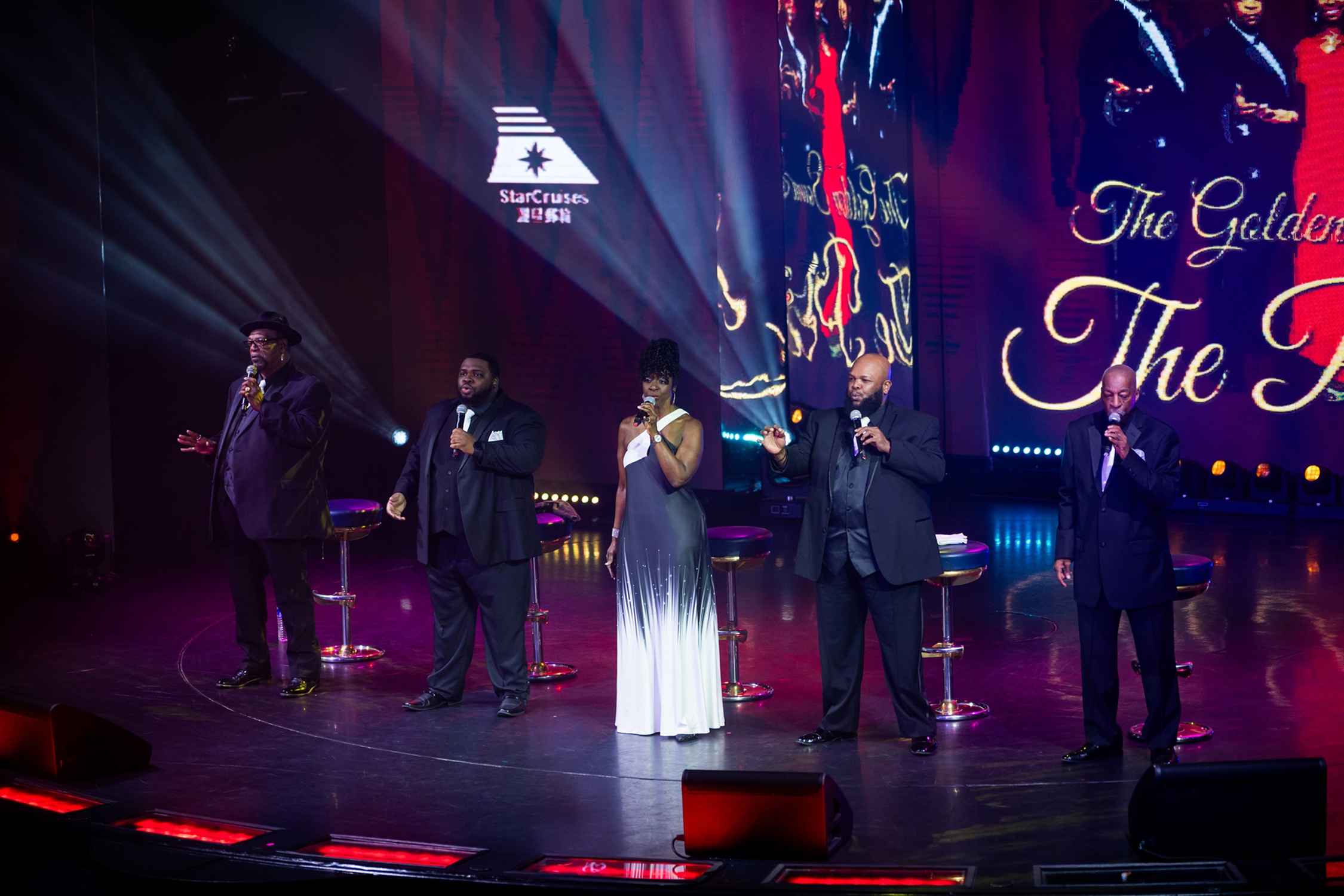 派特斯合唱團由團長老斯托瓦爾（左起）、蘭伯特、戴維絲、小斯托瓦爾、格林組成。（圖／麗星郵輪提供）