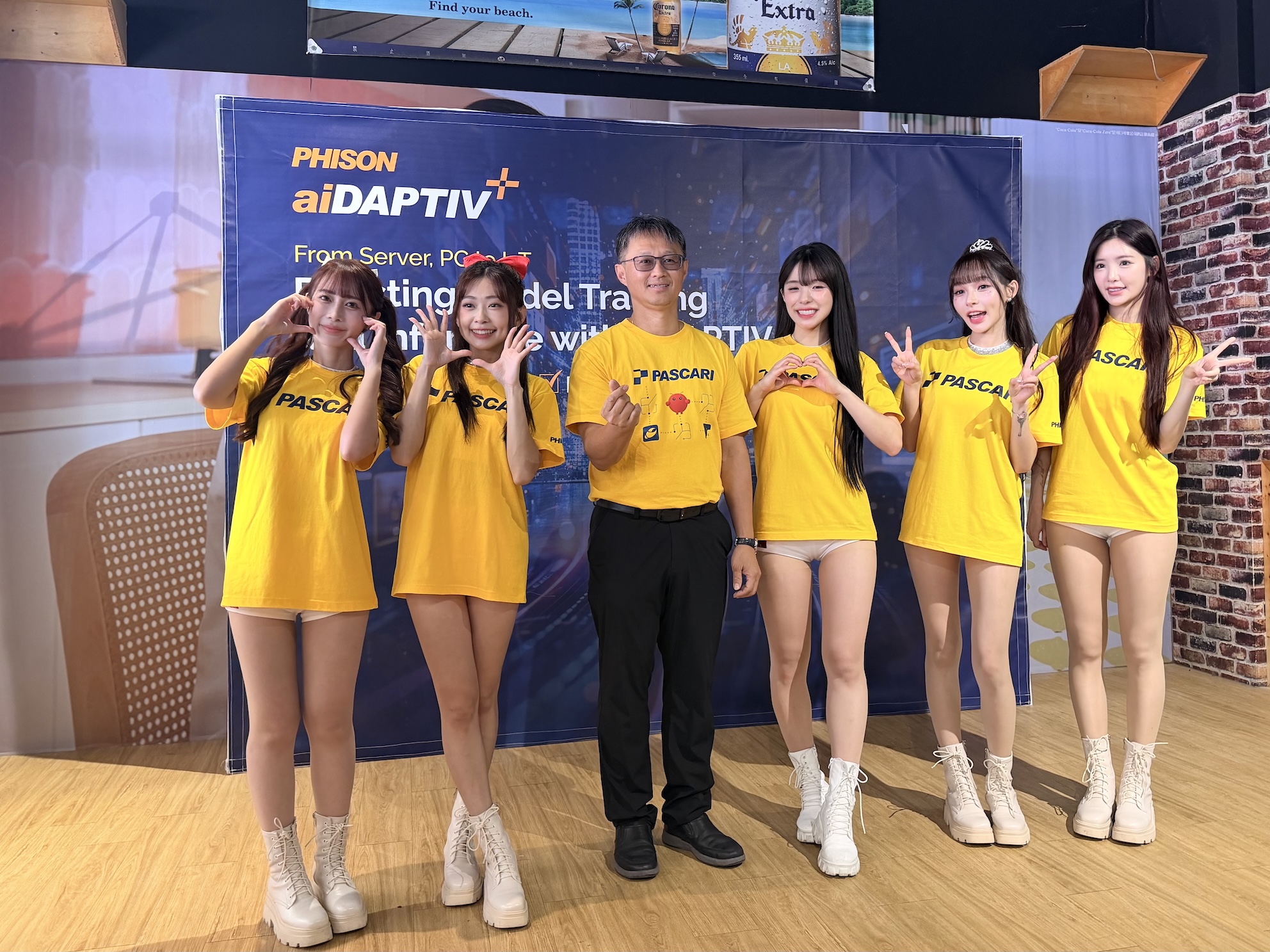 群聯電子成立 26 成年,今日舉辦家庭日,請啦啦隊「小龍女」現場助陣,執行長潘健成現場發放 4 億大紅包給員工。