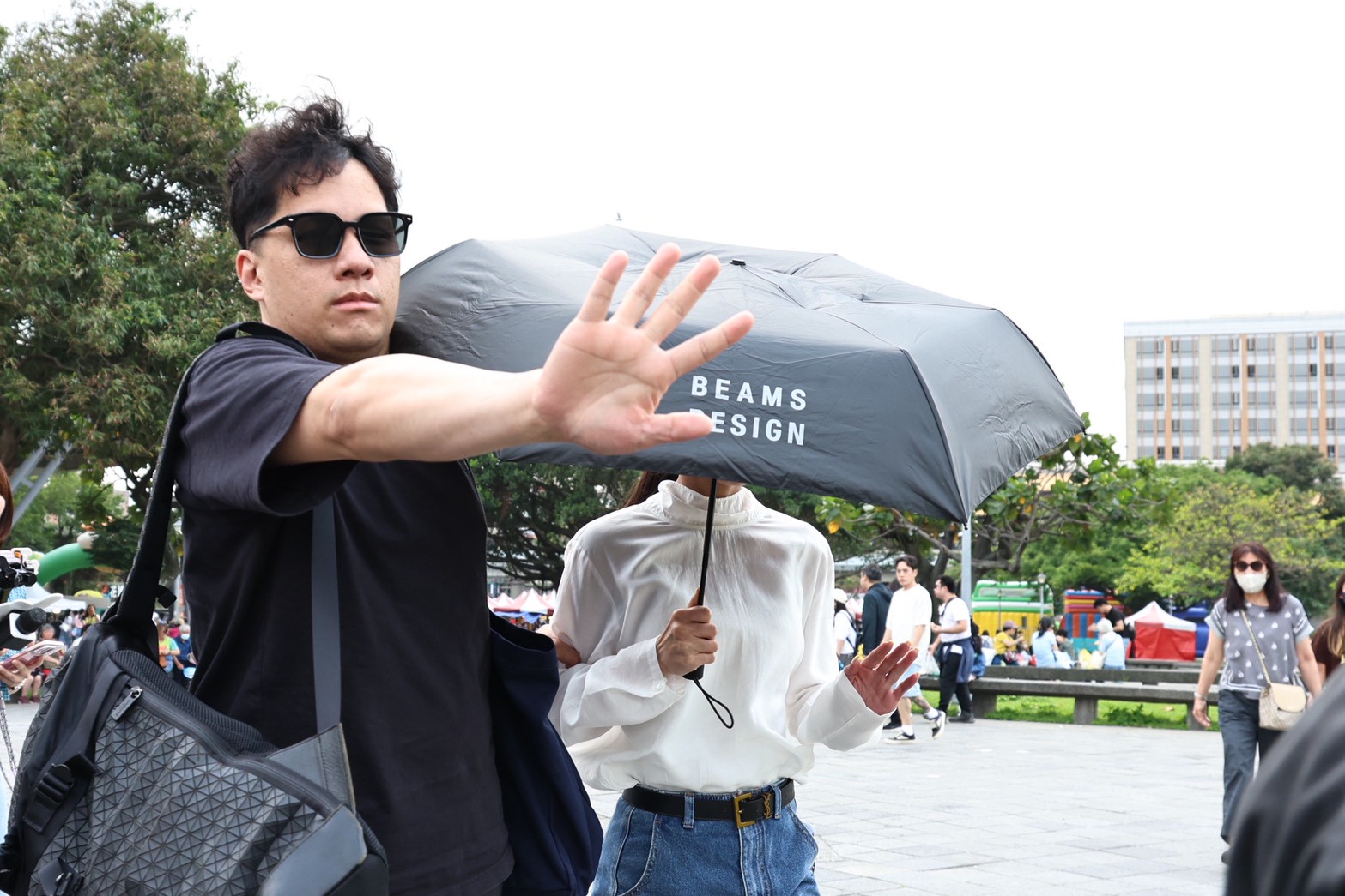 朱海君（右）原本躲在雨傘下，假裝隱形。（圖／娛樂中心攝）