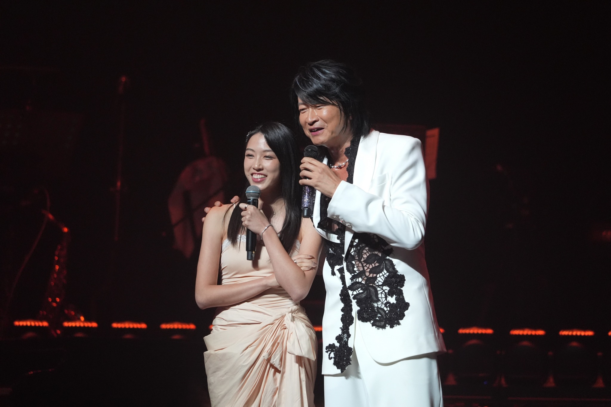 游鴻明(右)找女兒游宇潼合唱。(圖/記者陳明中攝)