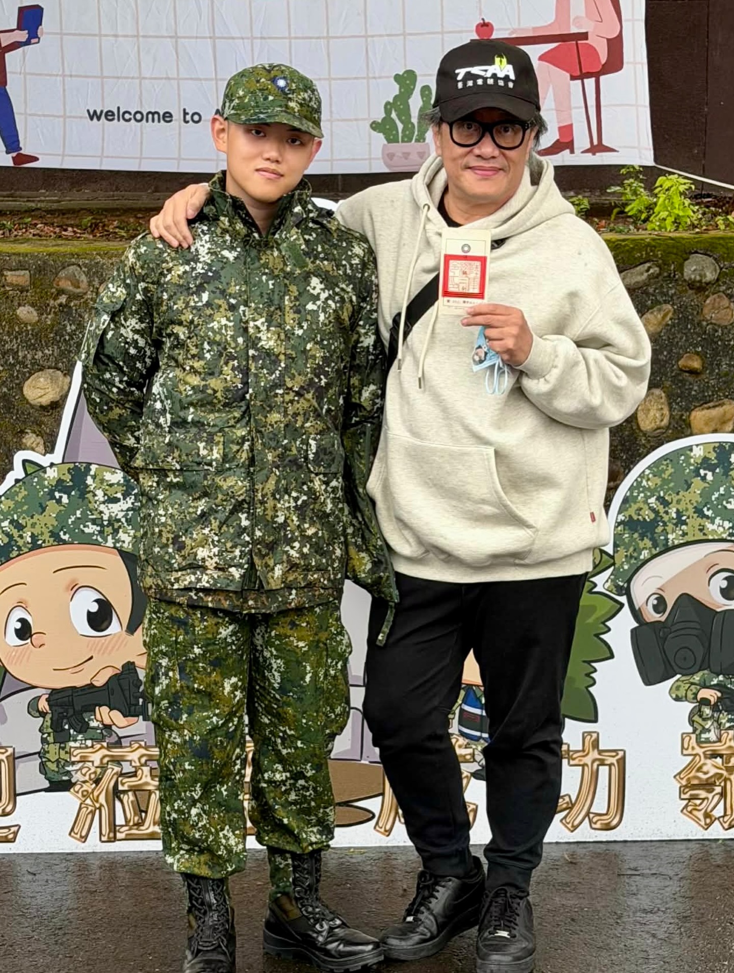 施文彬（右）為兒子退伍而驕傲。（圖／記者許方正攝）