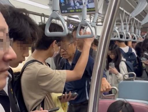 一名男學生搭台鐵咳嗽，即使有戴口罩，仍被阿伯訓斥。（圖／翻攝自o_cx43 Threads）