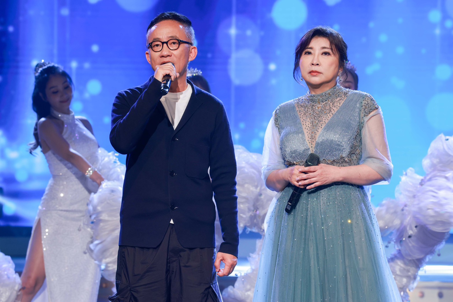 許常德(左)和陳思安合唱。(圖/民視提供)