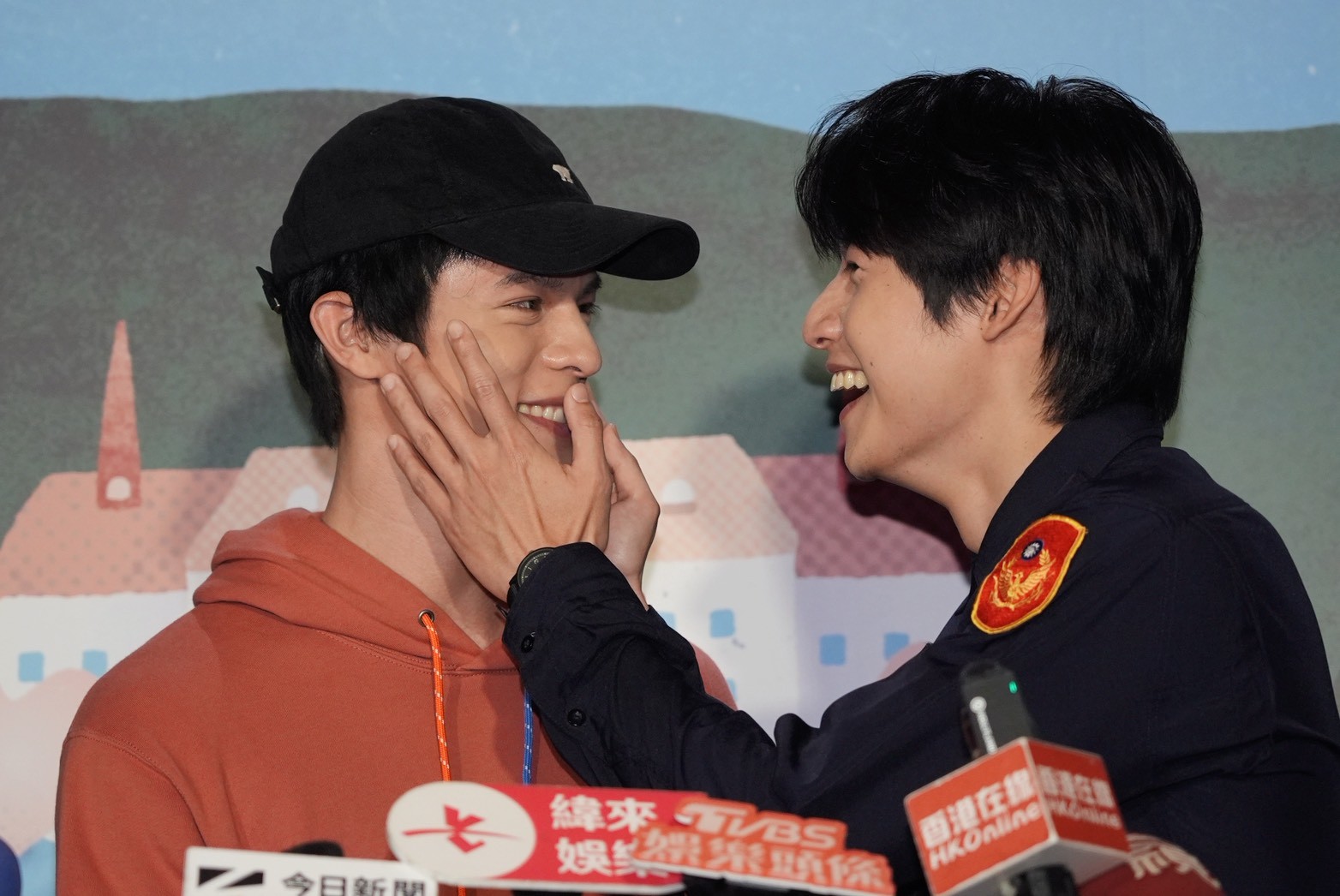 邱以太（左）、劉育仁上演曖昧對視。（圖／記者陳明中攝）