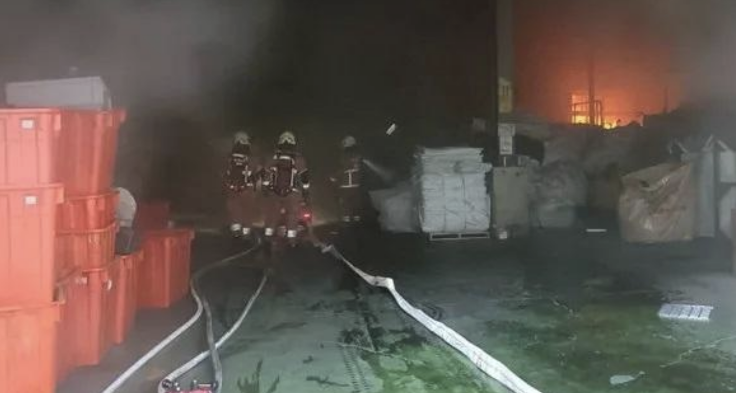 新竹上櫃公司金益鼎廠房大火。（圖／新竹市消防局提供）