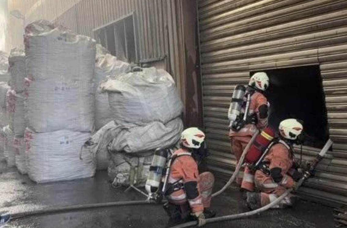 新竹上櫃公司金益鼎廠房大火。（圖／新竹市消防局提供）