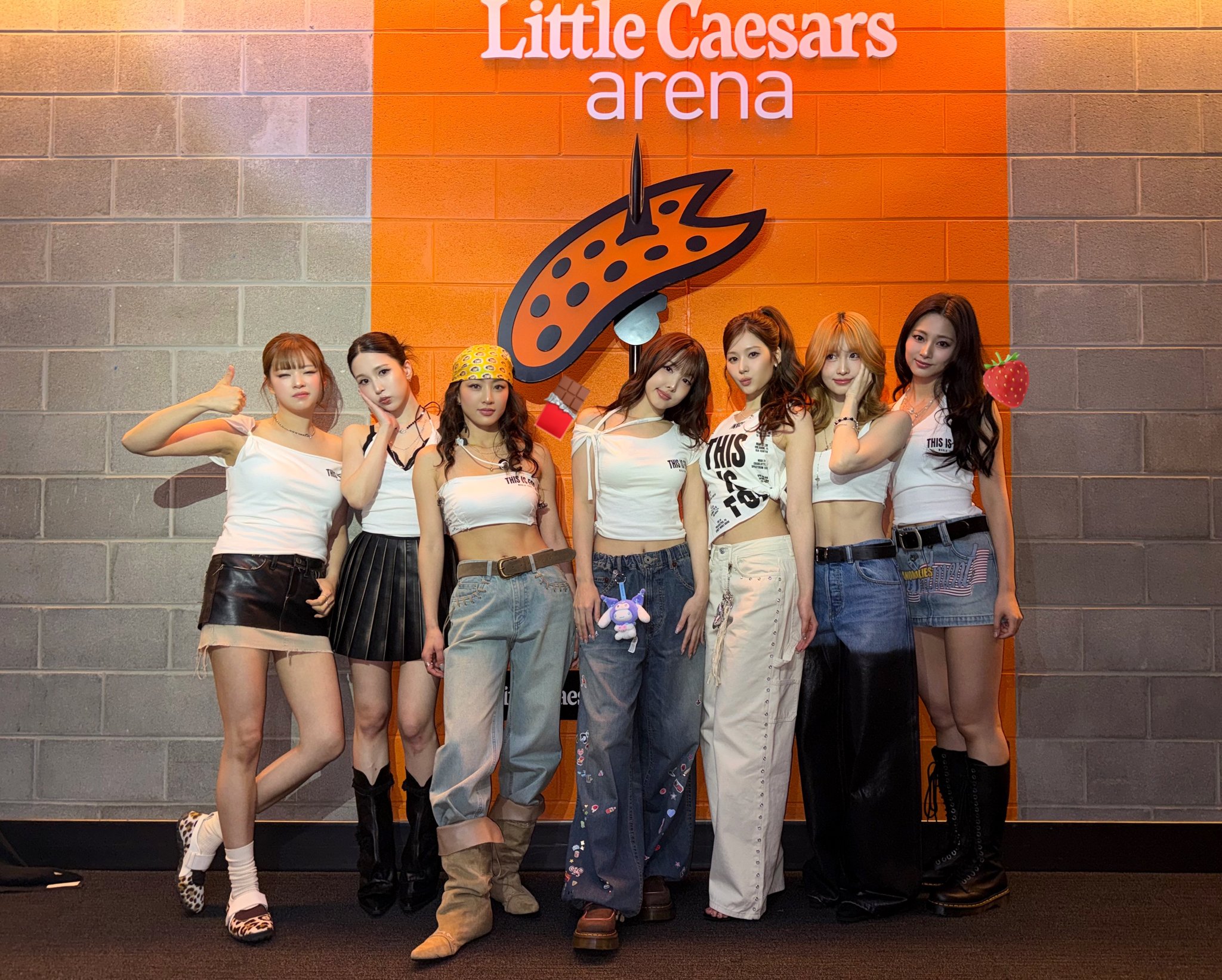 TWICE 忙著世界巡演,Momo(左二)牙痛也沒時間治療。(圖/翻攝自TWICE X)