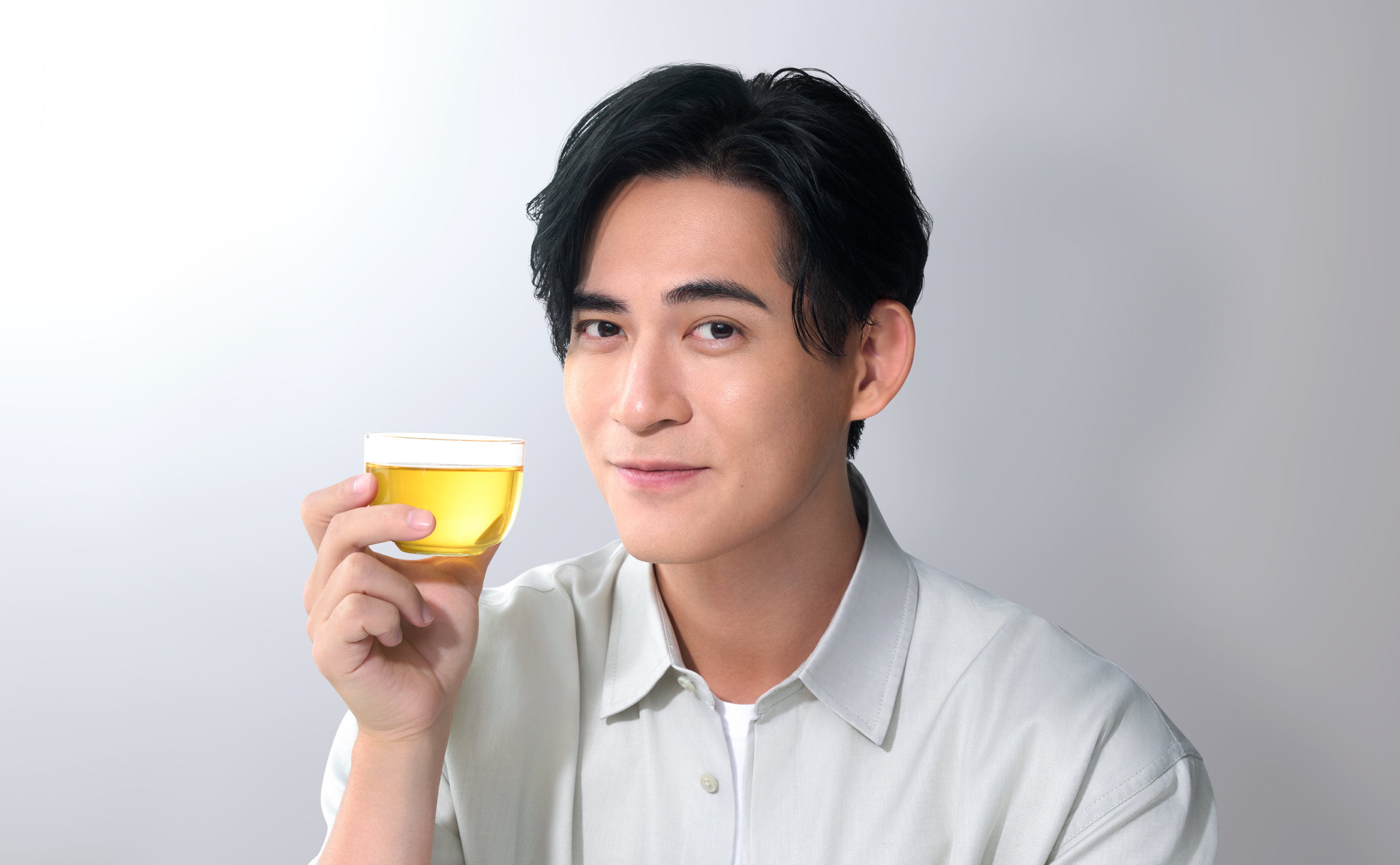 周渝民接下茶品代言。（圖／御茶園提供）