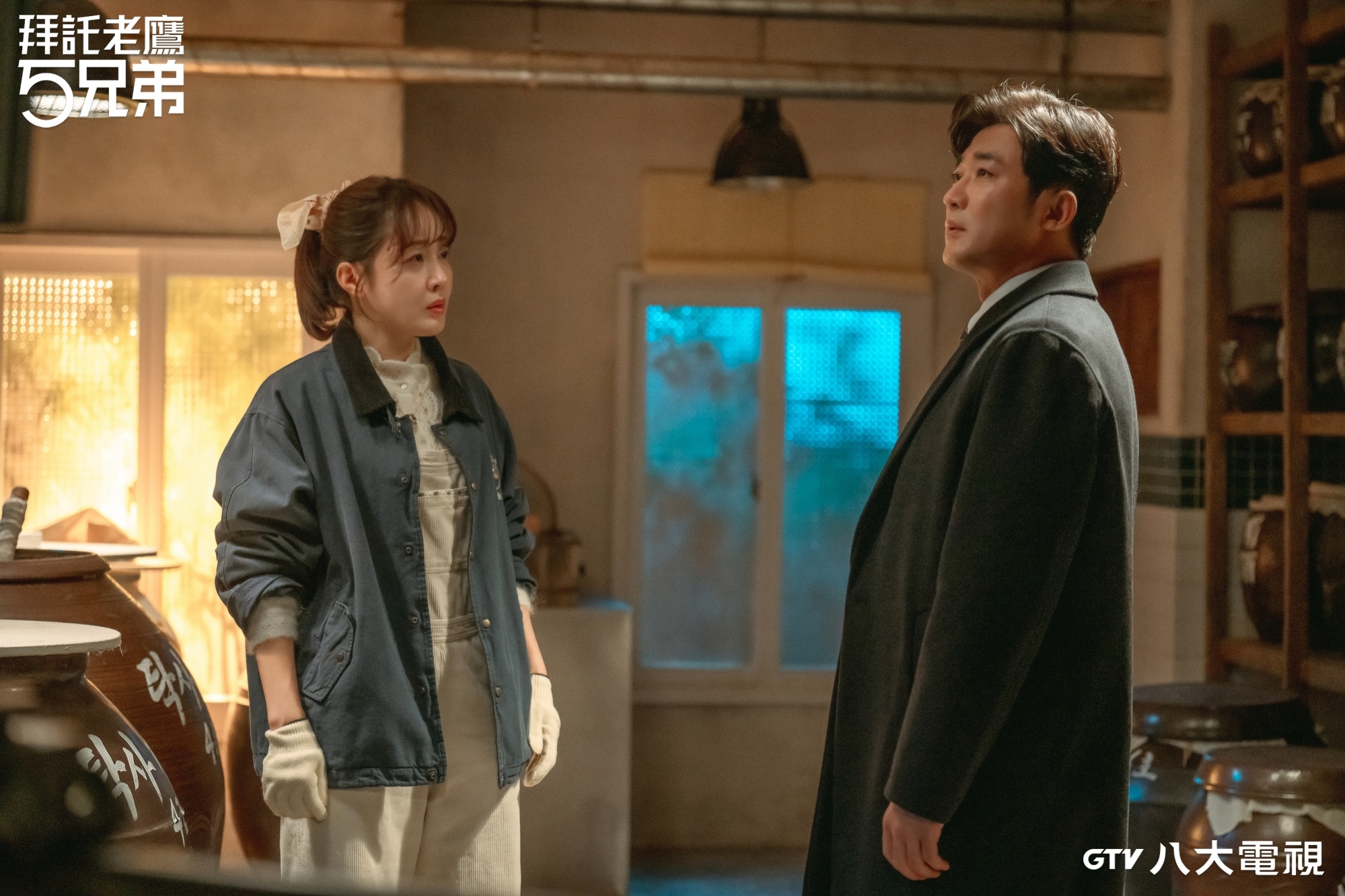 《拜託老鷹5兄弟》嚴志媛(圖左)與安在旭(圖右)工作結識逐漸產生情愫,發展出火花(圖/八大提供)