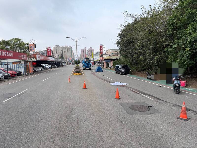 桃園市中壢區環中東路一家加油站前,昨天下午發生驚悚車禍。(圖/警方提供)