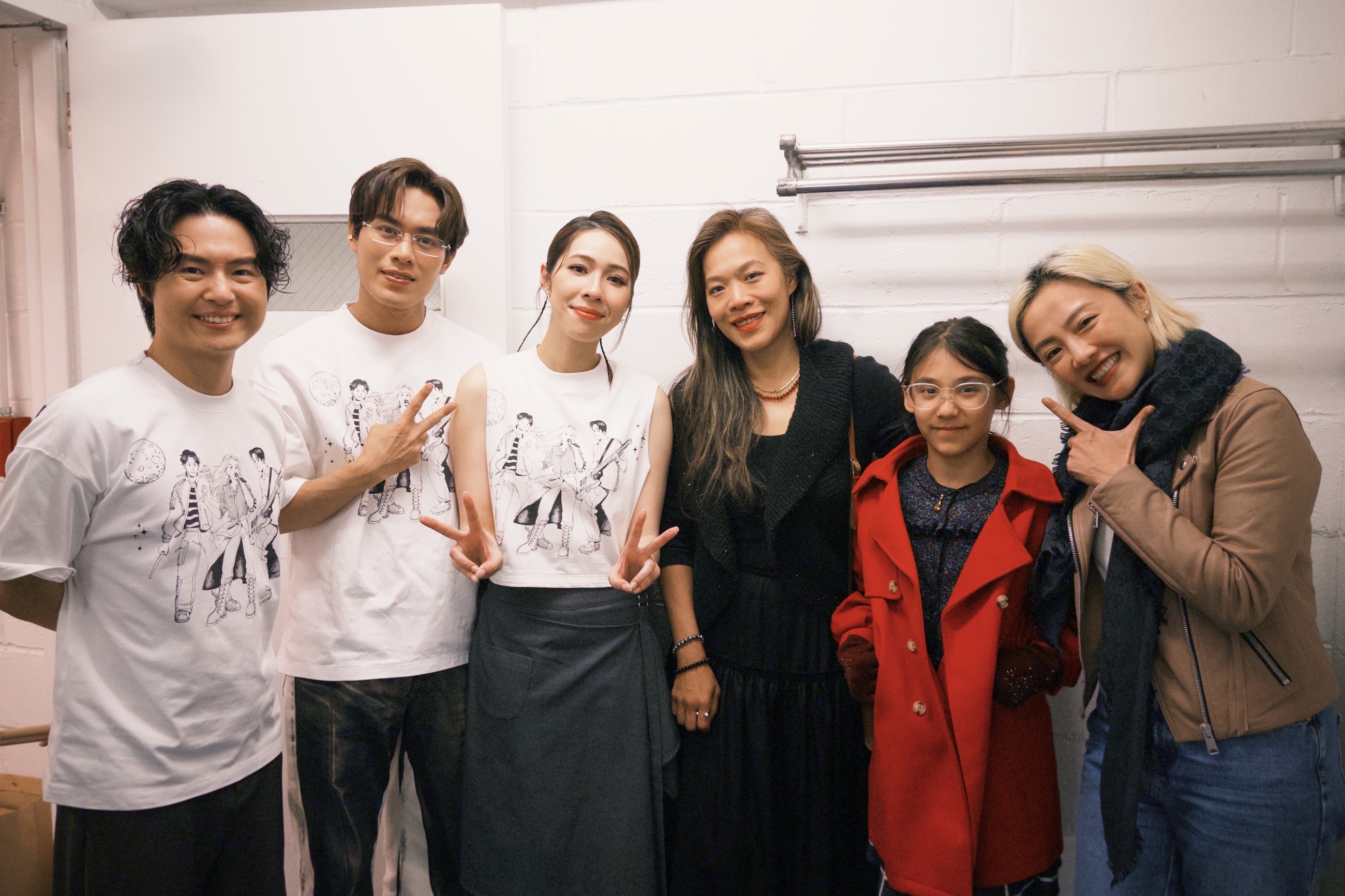 電影《左撇子女孩》導演鄒時擎與演員張允曦（小8）驚喜現身紐約探班告五人。（圖／音樂提供）