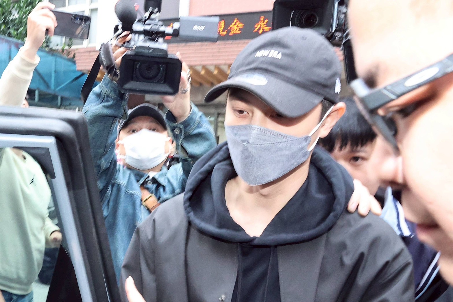 王子涉嫌閃兵遭上銬拘提後移送畫面曝光。（圖／娛樂中心）