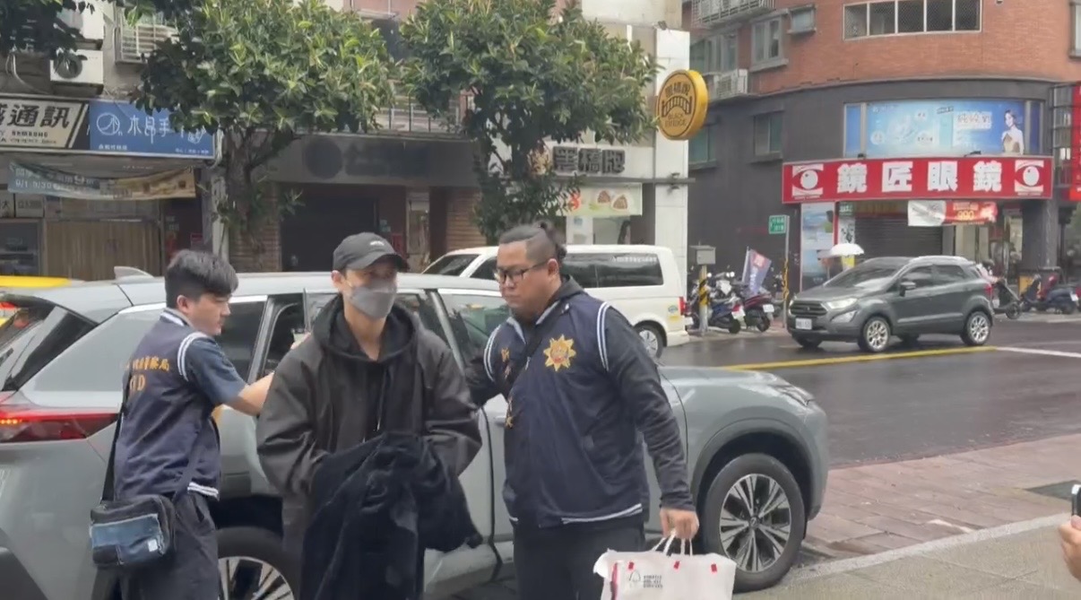 王子涉嫌閃兵遭上銬拘提。(圖/永和分局提供)