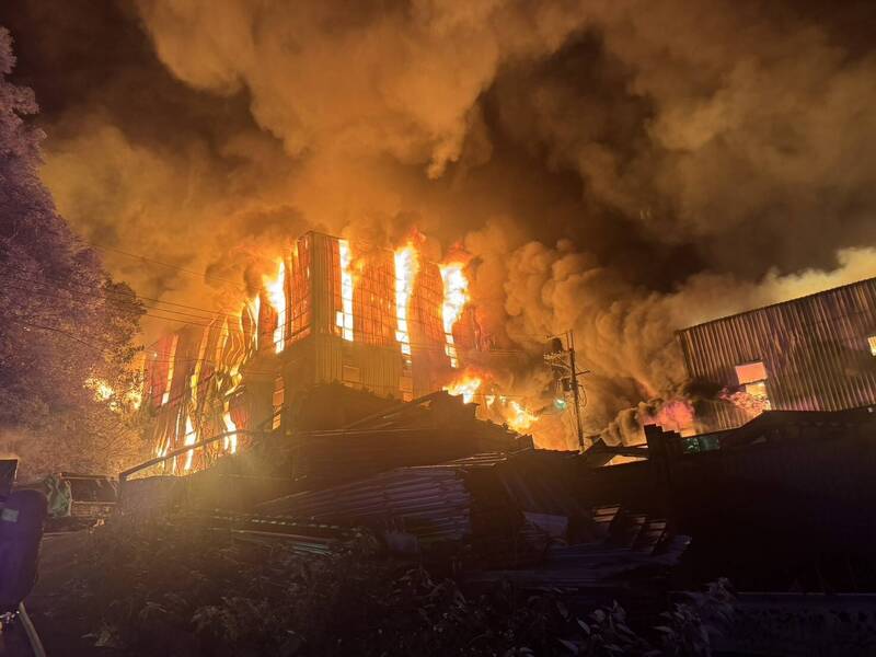 新北五股一間舊衣工廠昨晚起火，4工廠陷入火海。（圖／翻攝畫面）