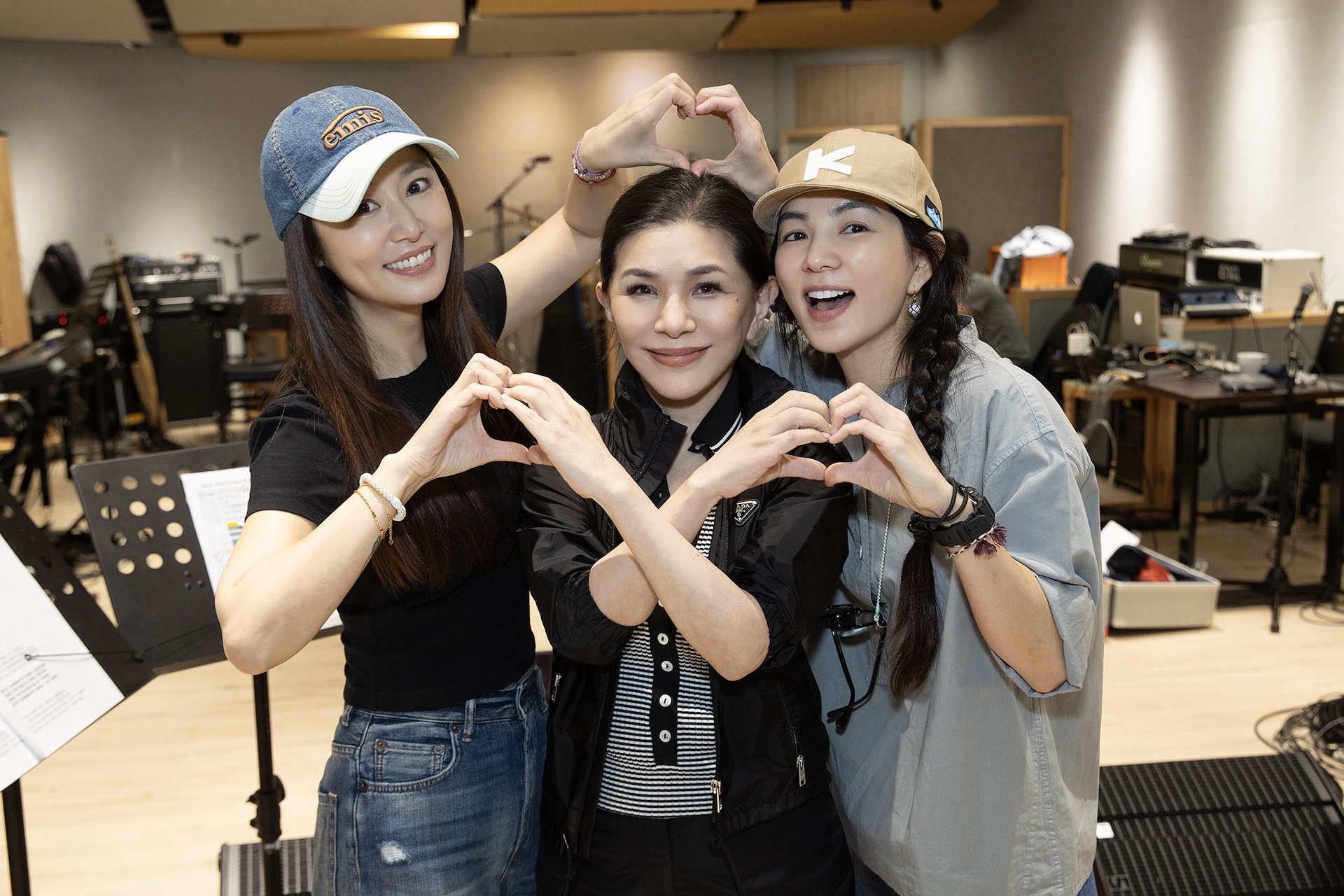 林心如（左起）、張清芳、Ella比出複雜愛心。（圖／上引娛樂提供）
